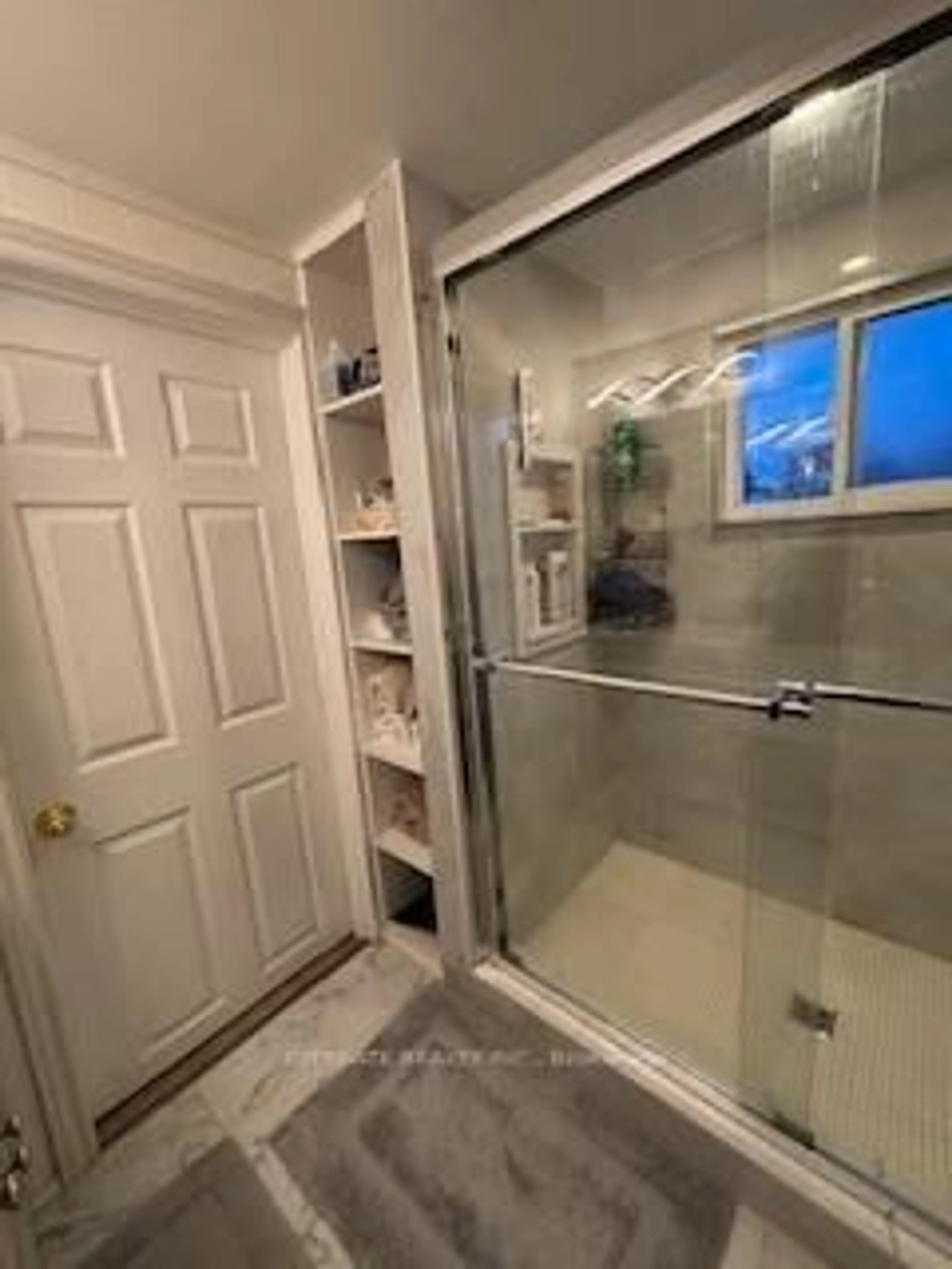 Contemporary bathroom, ceramic/tile floor for 7801 Woodbine St, Niagara Falls Ontario L2H 1C4