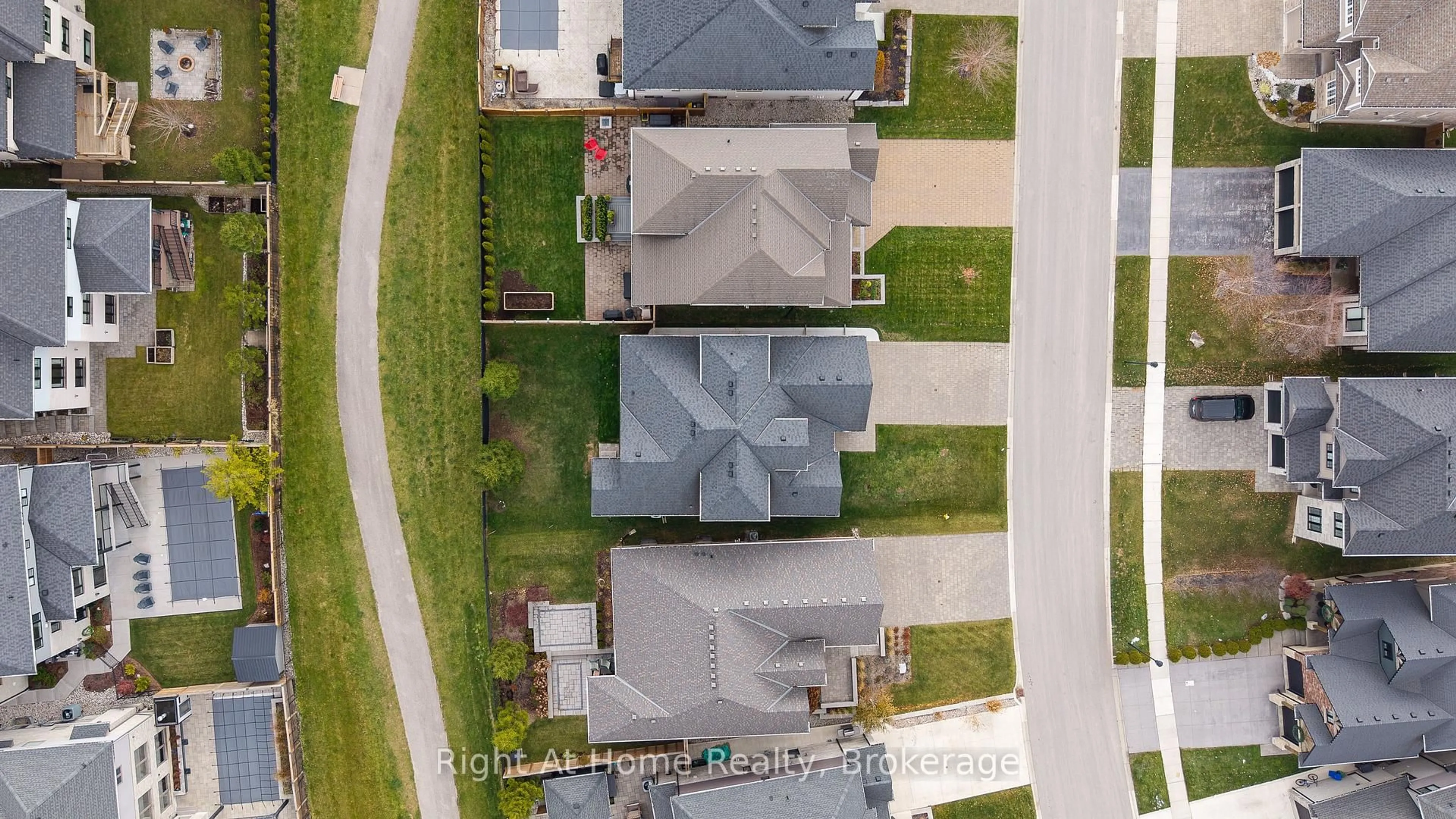 A pic from outside/outdoor area/front of a property/back of a property/a pic from drone, street for 1038 Trailsway Ave, London South Ontario N6K 0J2