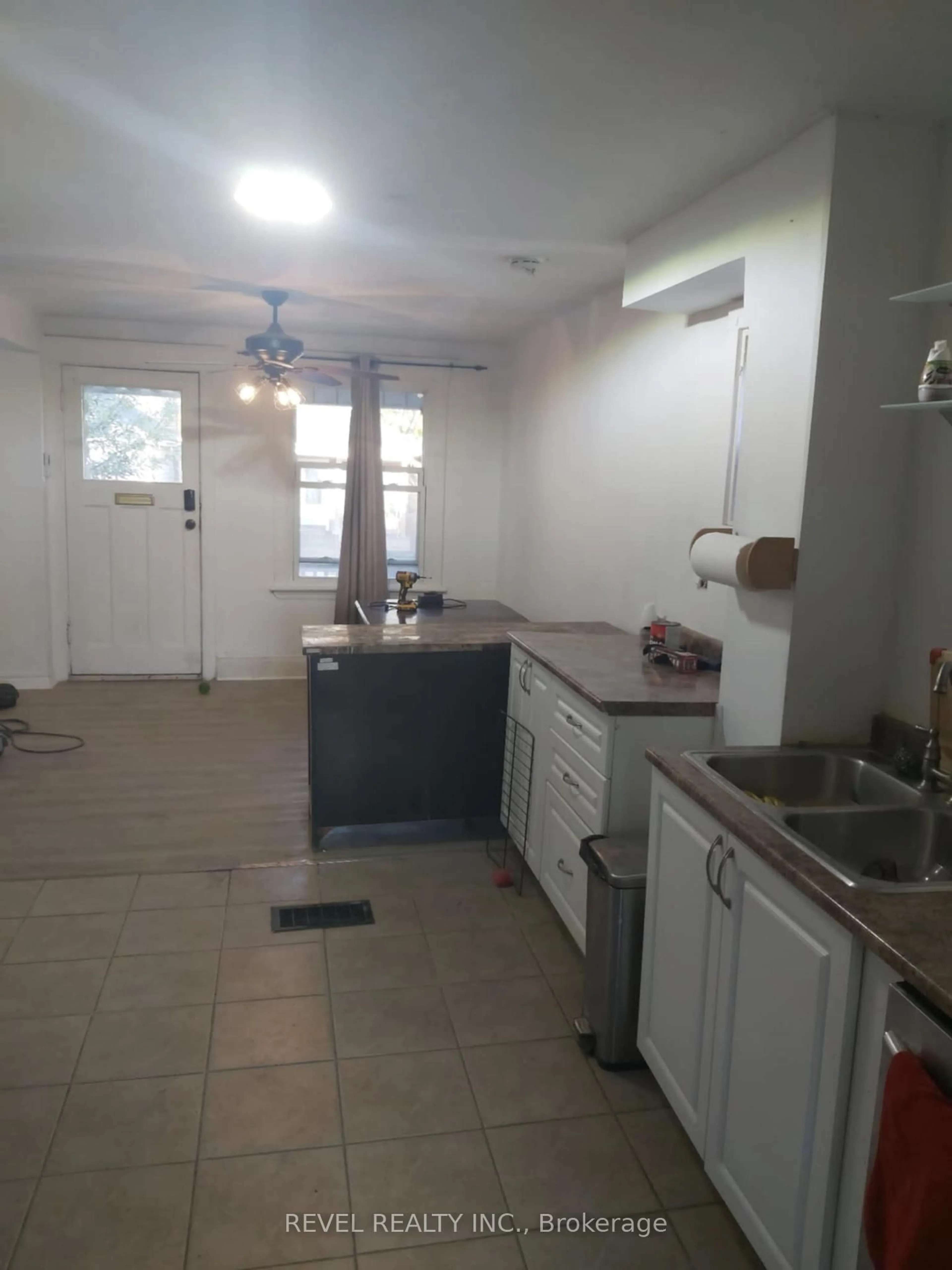 Standard kitchen, unknown for 82 Cambridge Ave, Hamilton Ontario L8H 1T6
