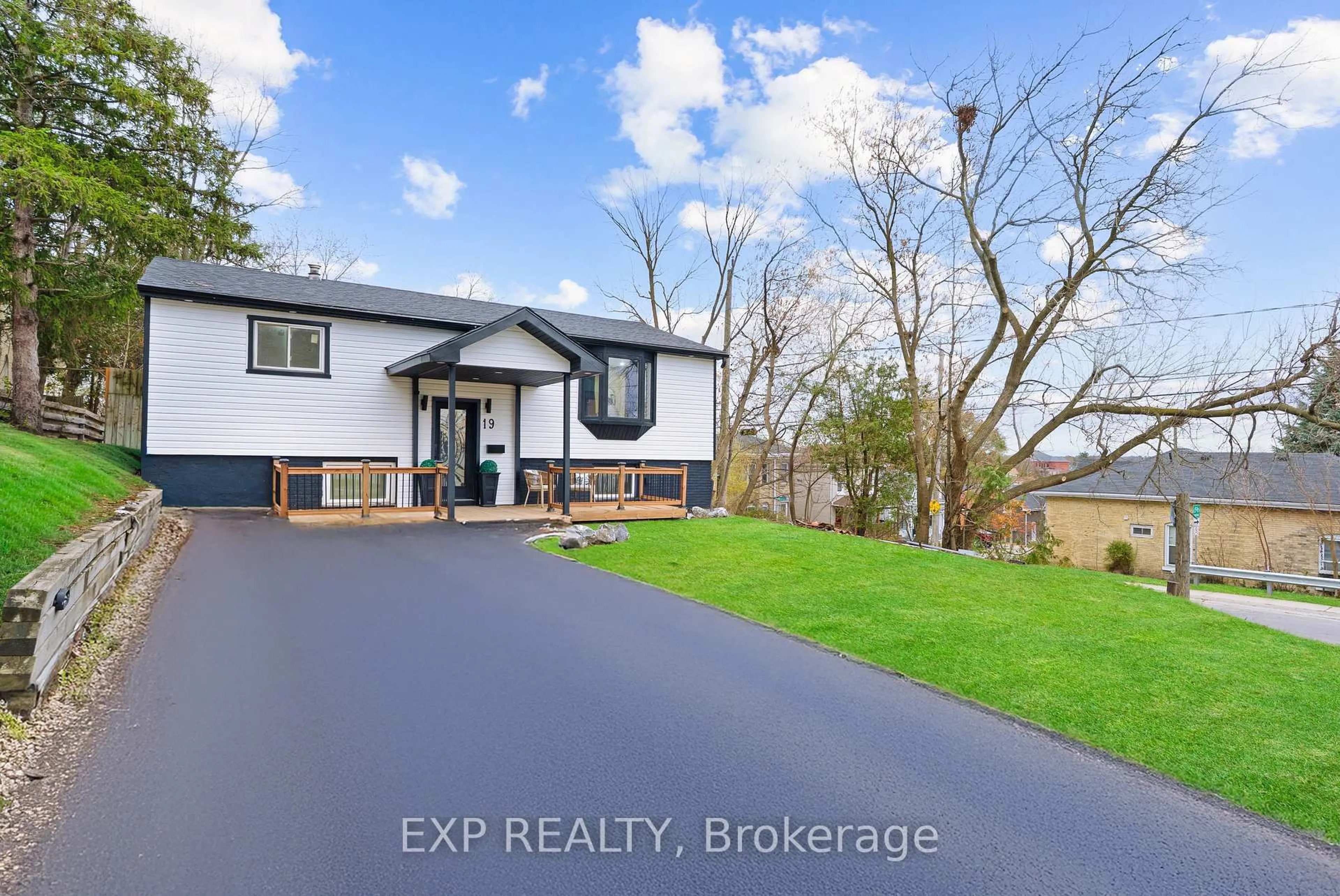 A pic from outside/outdoor area/front of a property/back of a property/a pic from drone, street for 19 Broad St, Brantford Ontario N3R 7E1