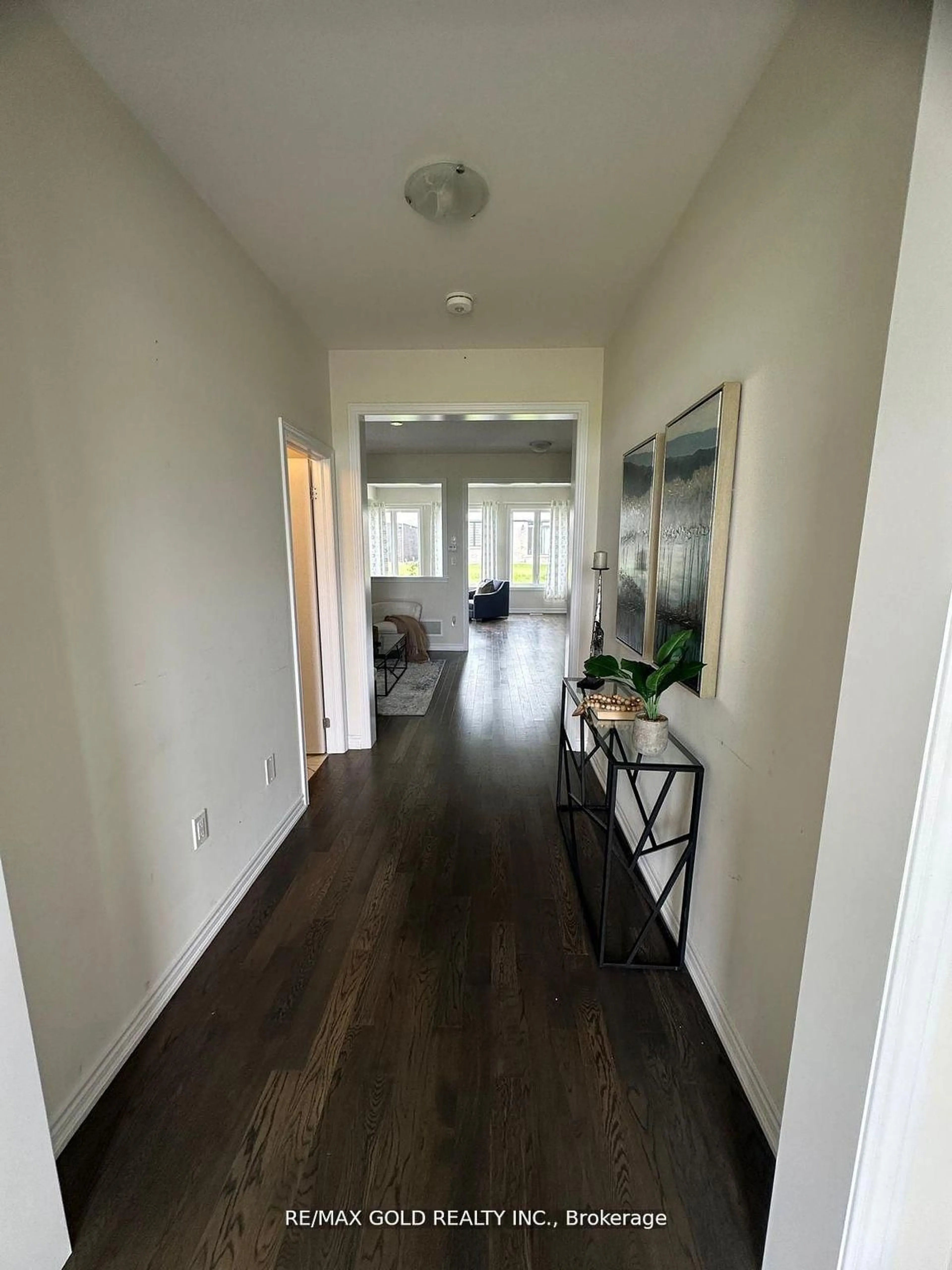 Indoor entryway for 121 Explorer Way, Thorold Ontario L2E 6S4