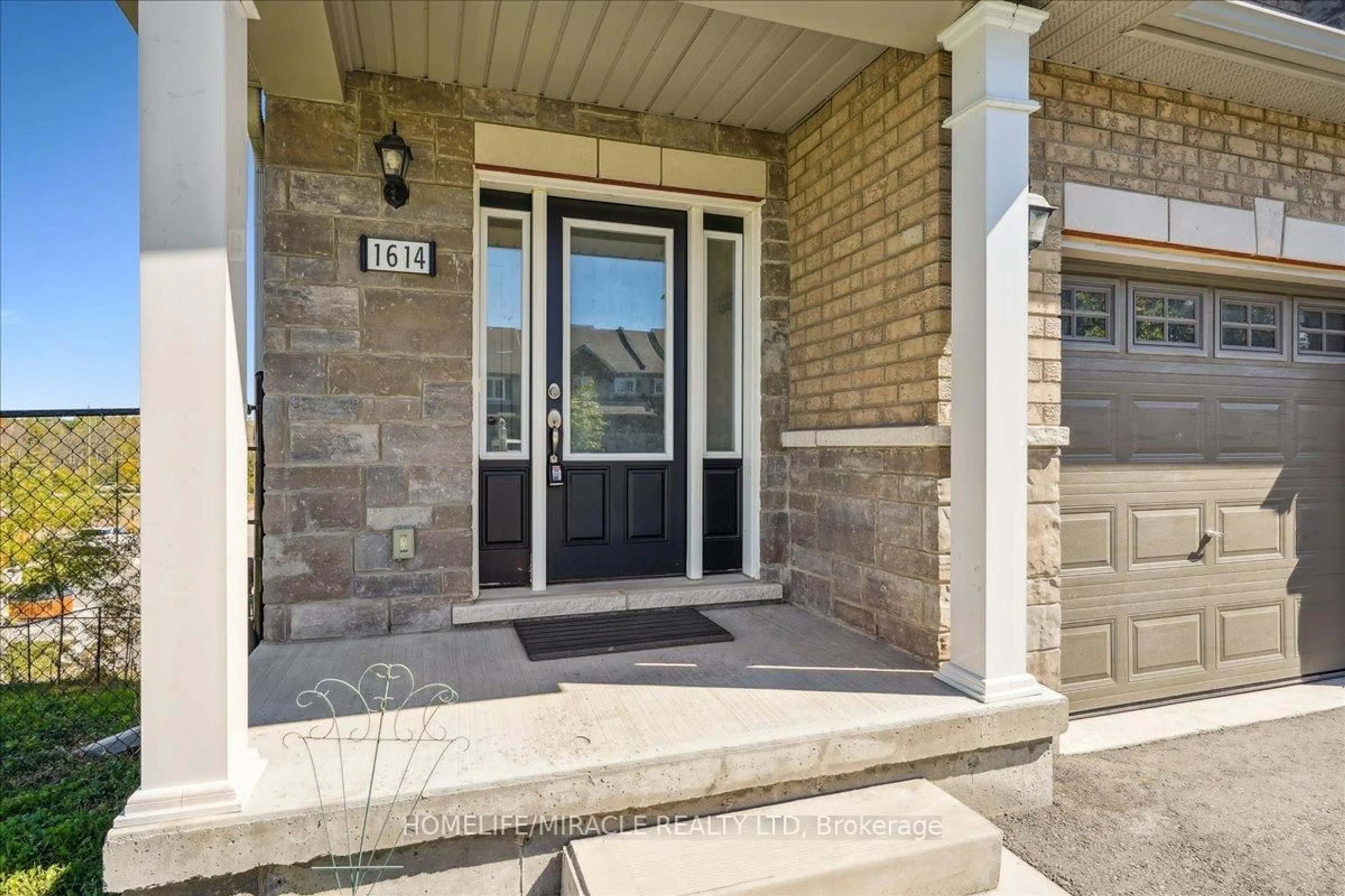 Indoor entryway for 1614 Hetherington Dr, Peterborough Ontario K9L 1Y7