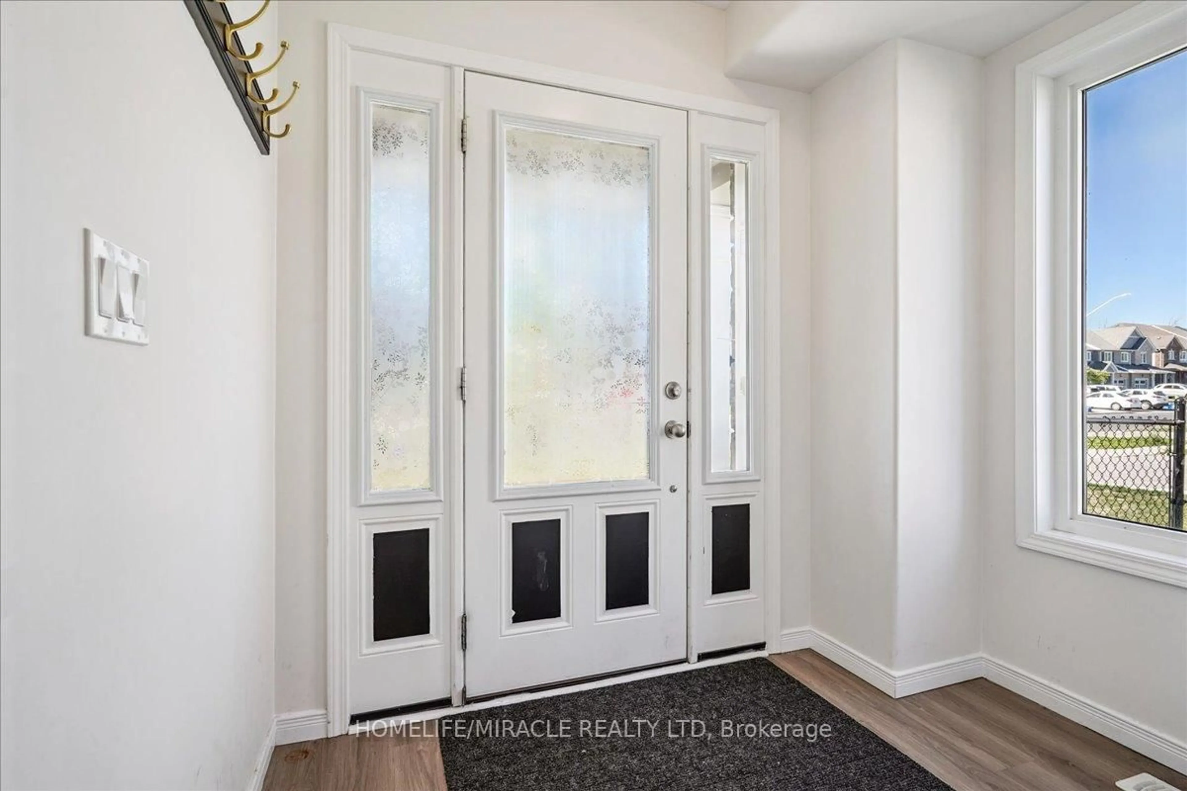 Indoor entryway for 1614 Hetherington Dr, Peterborough Ontario K9L 1Y7
