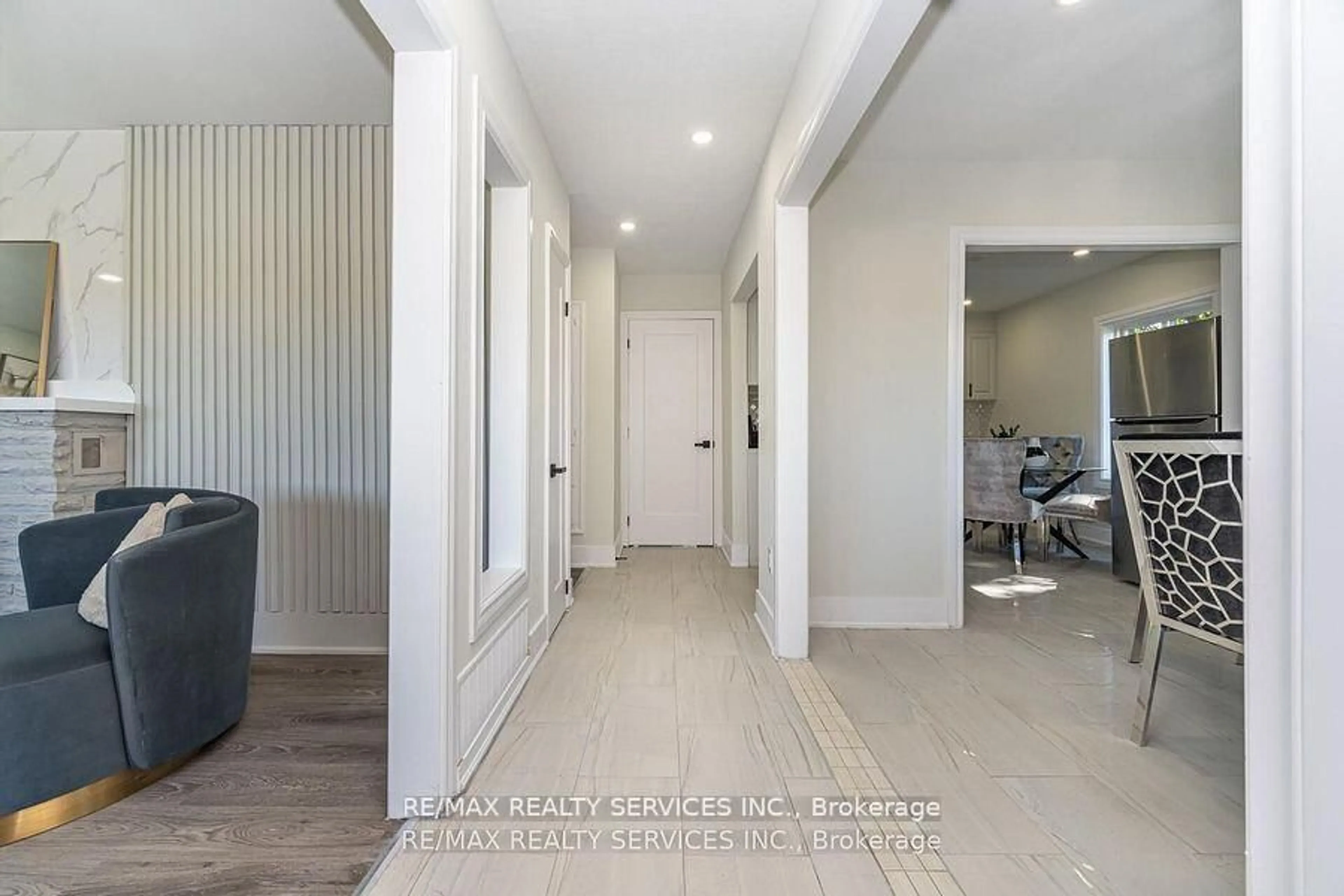 Indoor entryway for 633271 Hwy 10, Mono Ontario L9W 5P1