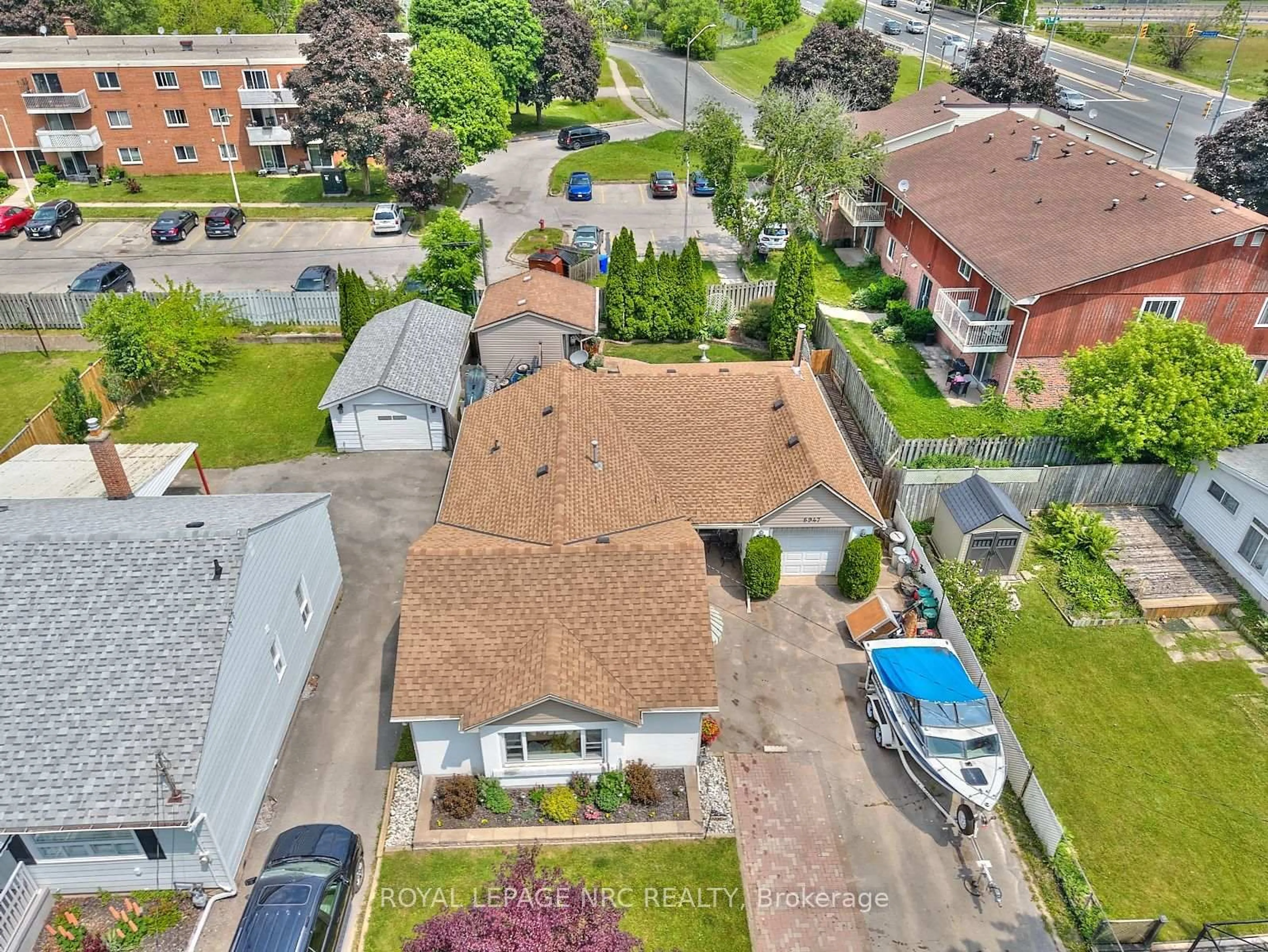 A pic from outside/outdoor area/front of a property/back of a property/a pic from drone, street for 6947 GARDEN St, Niagara Falls Ontario L2G 1H8