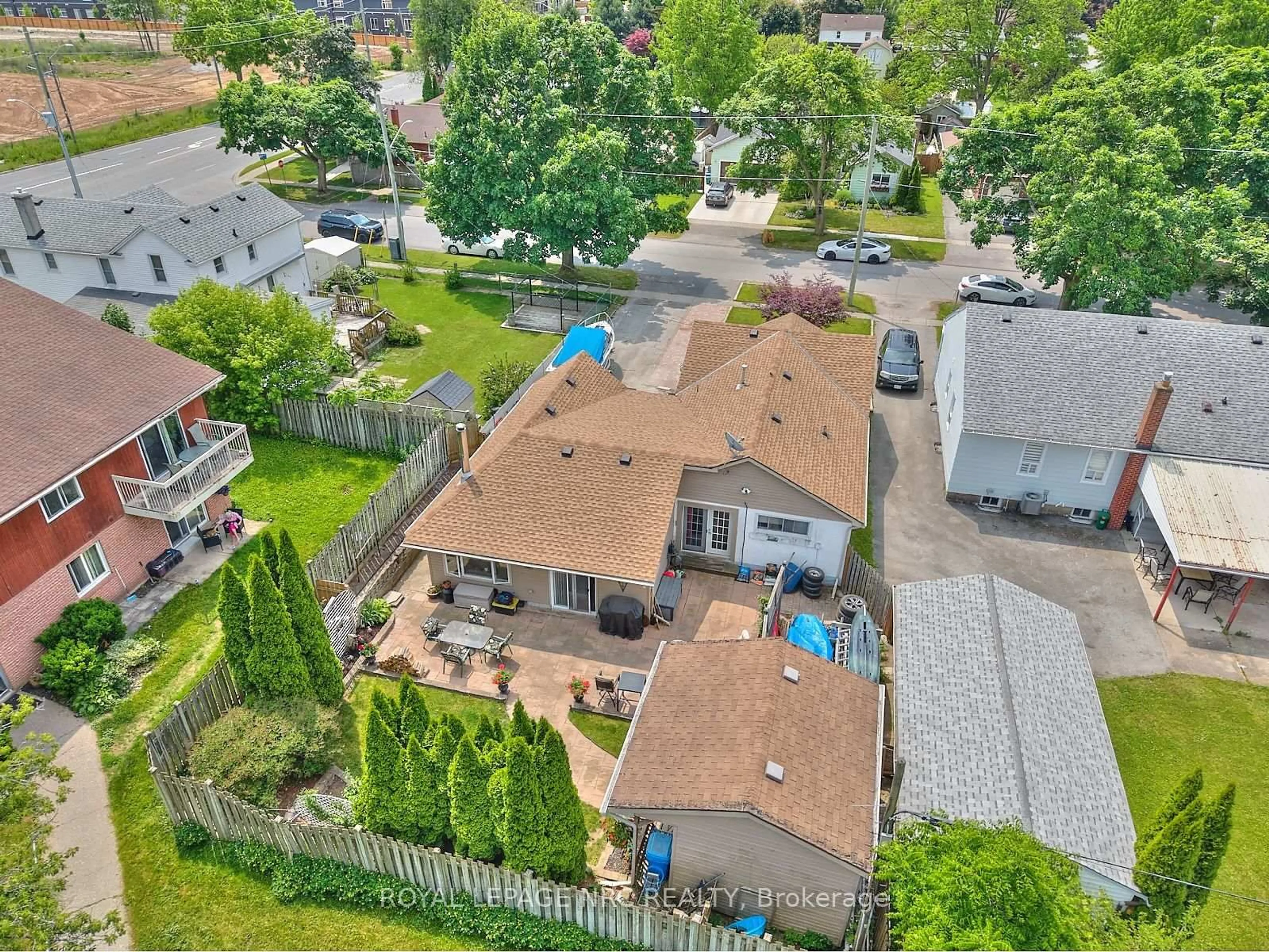A pic from outside/outdoor area/front of a property/back of a property/a pic from drone, street for 6947 GARDEN St, Niagara Falls Ontario L2G 1H8
