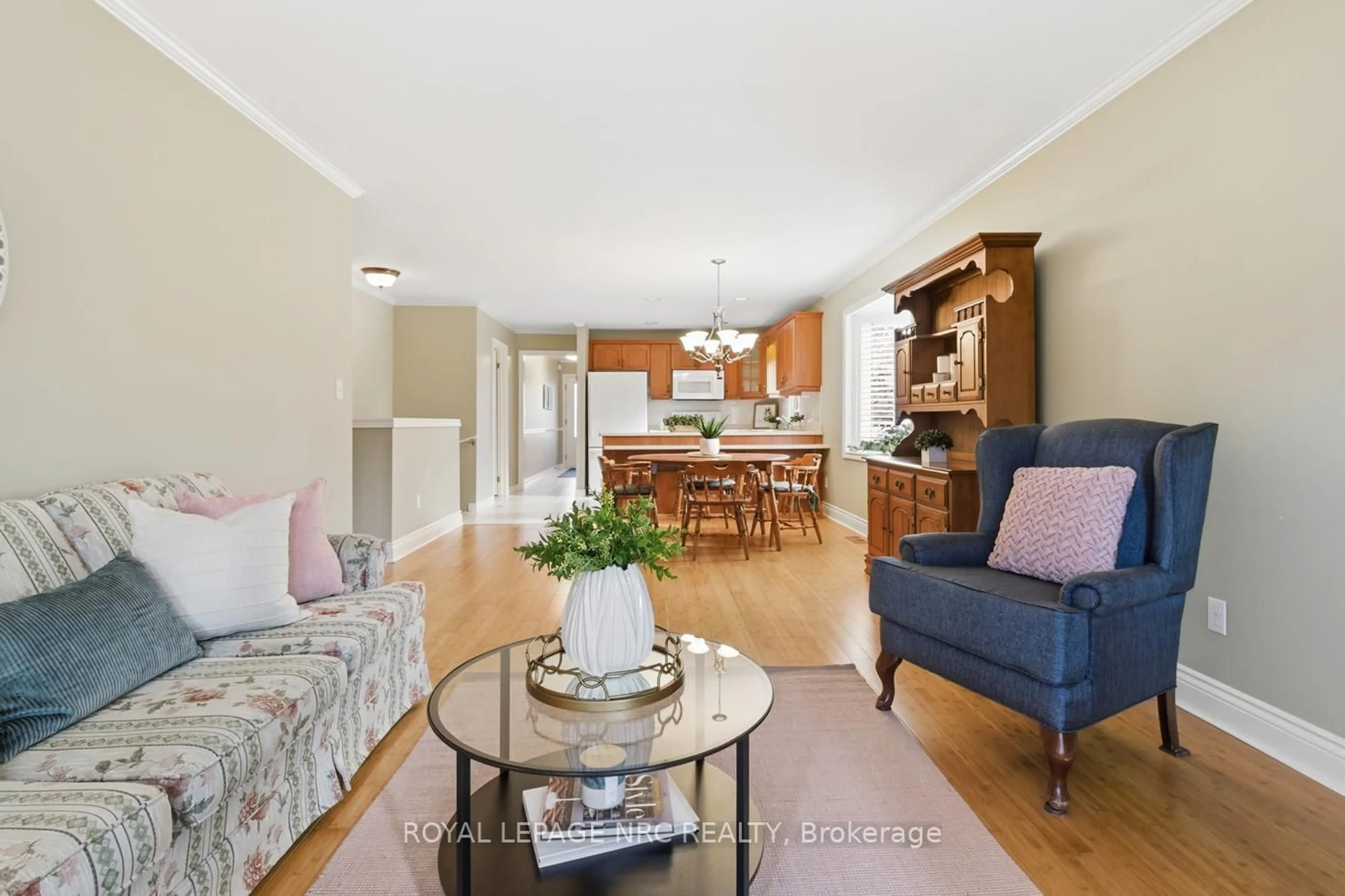 Living room with furniture, wood/laminate floor for 12 Kinsman Crt, Pelham Ontario L3E 0L1