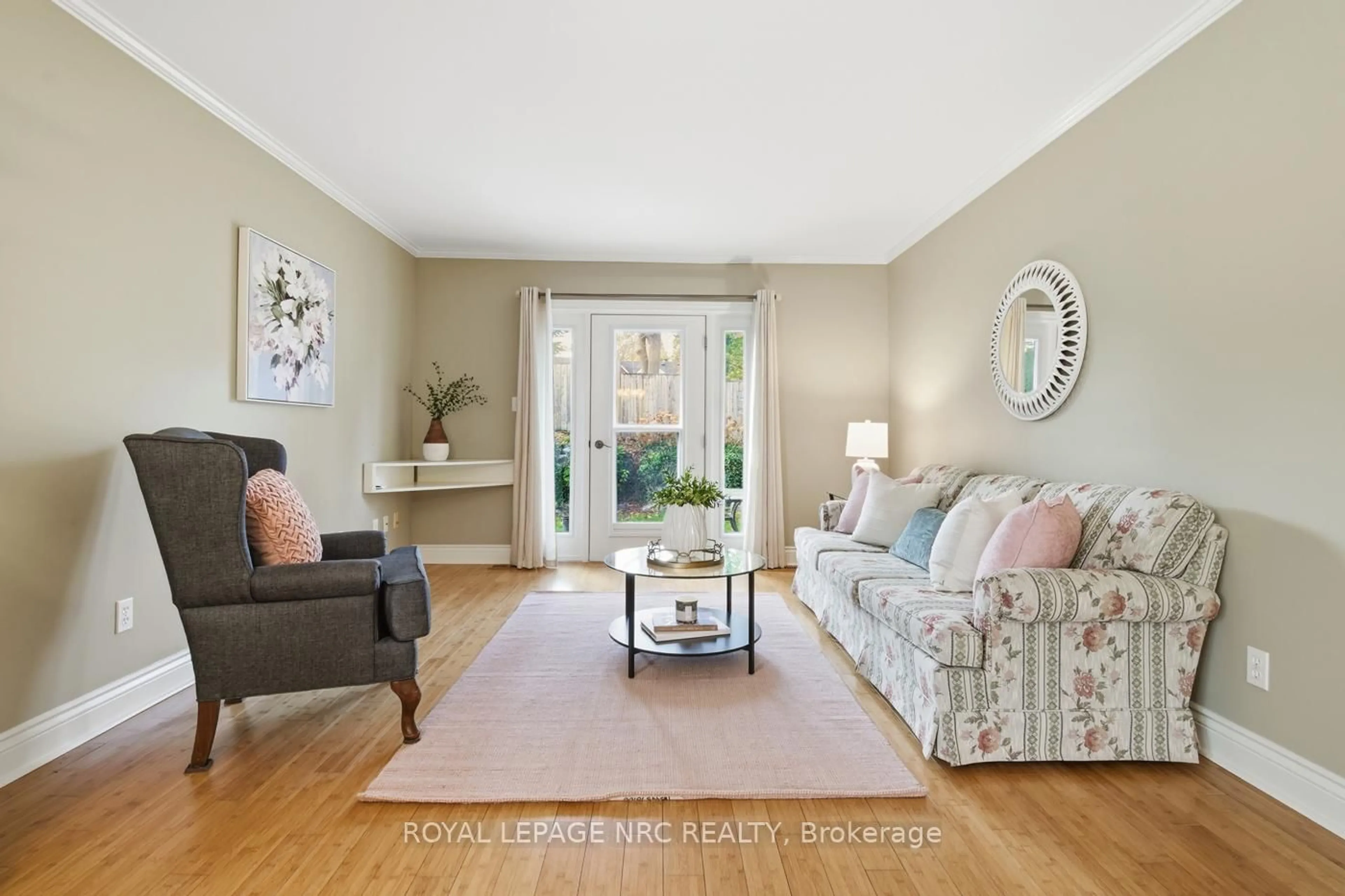 Living room with furniture, unknown for 12 Kinsman Crt, Pelham Ontario L3E 0L1