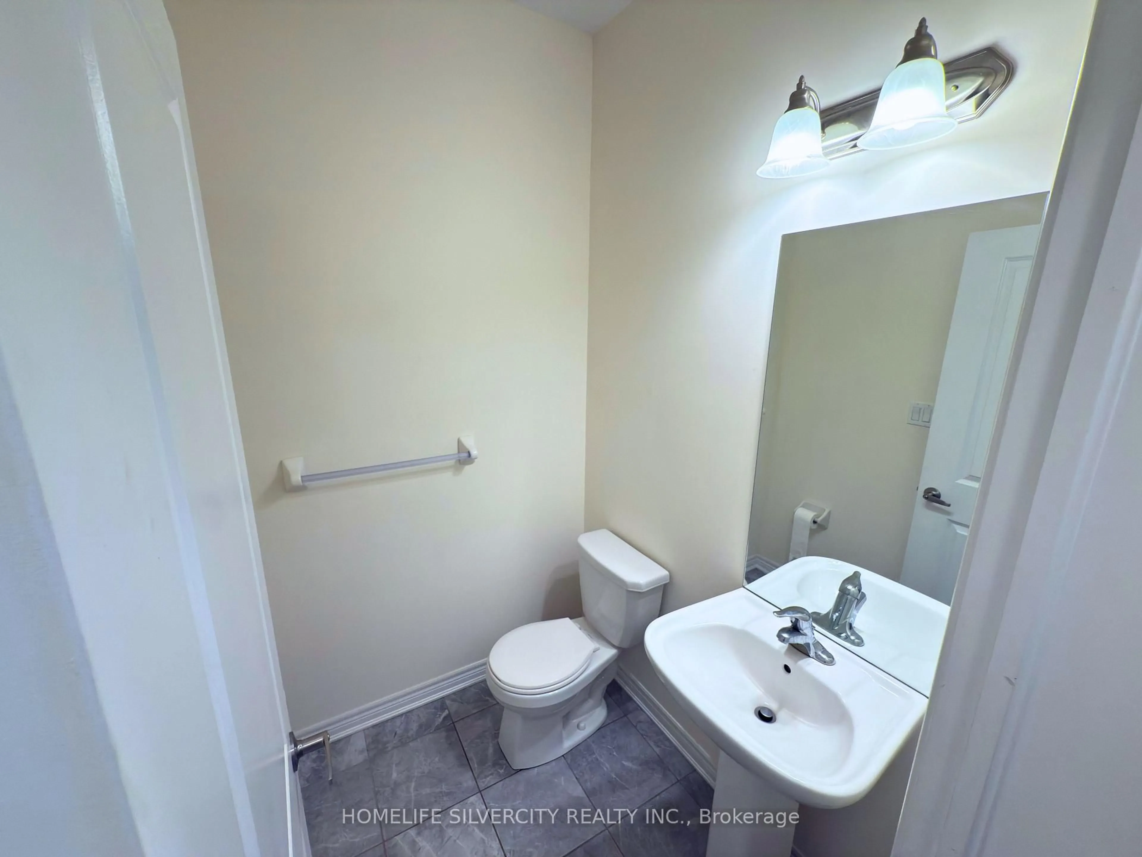 Standard bathroom, unknown for 35 Sparkle Dr, Thorold Ontario L2V 0H2