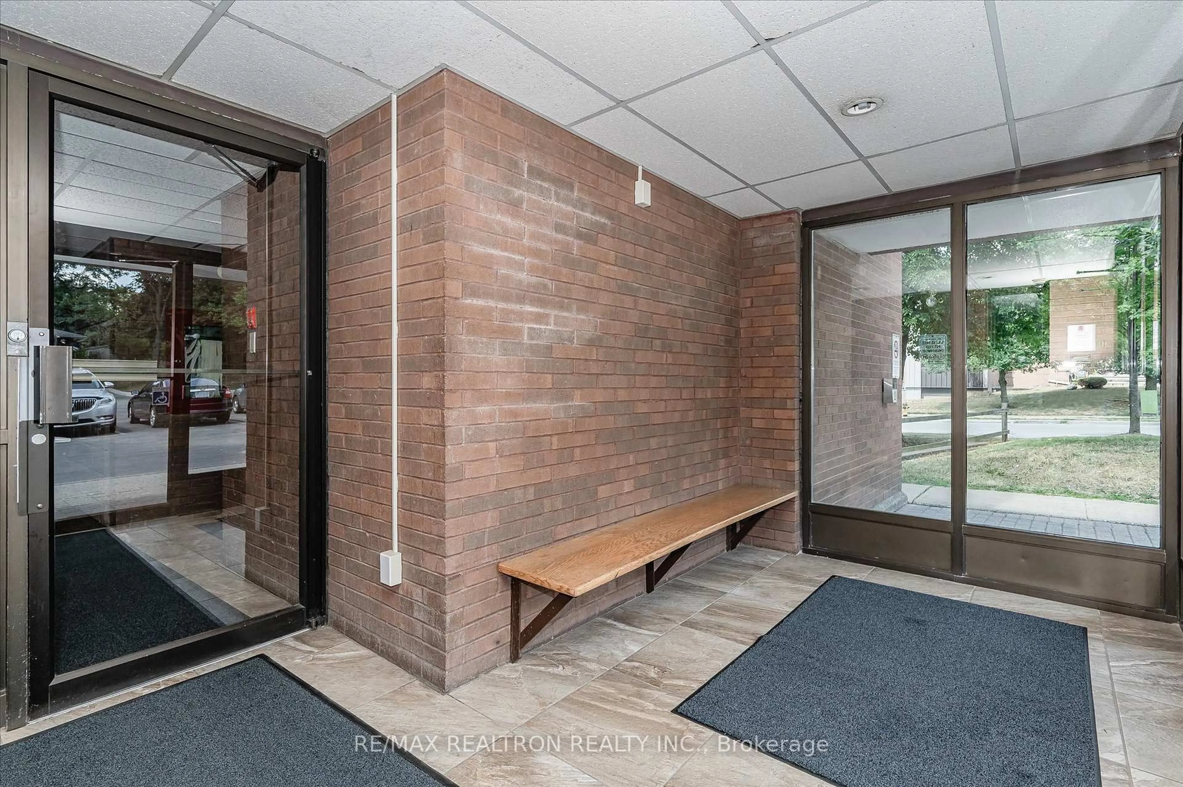 Indoor foyer for 10 Ajax St #203, Guelph Ontario N1H 7N6