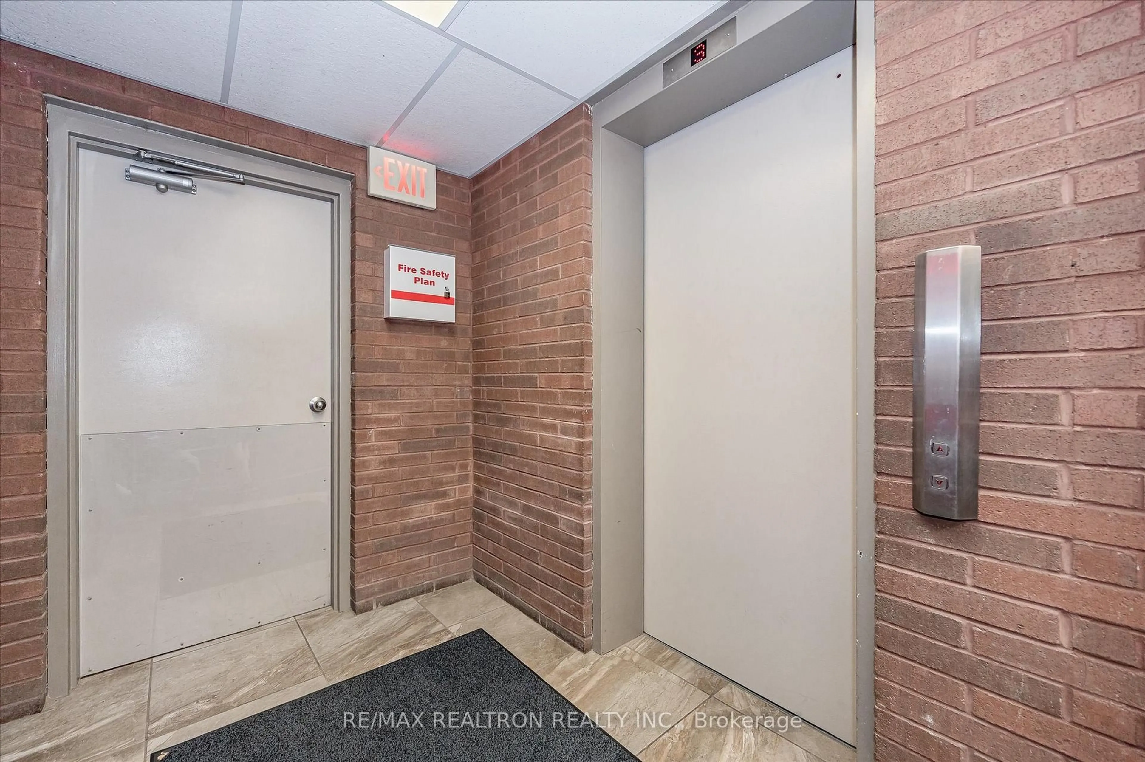 Indoor foyer for 10 Ajax St #203, Guelph Ontario N1H 7N6