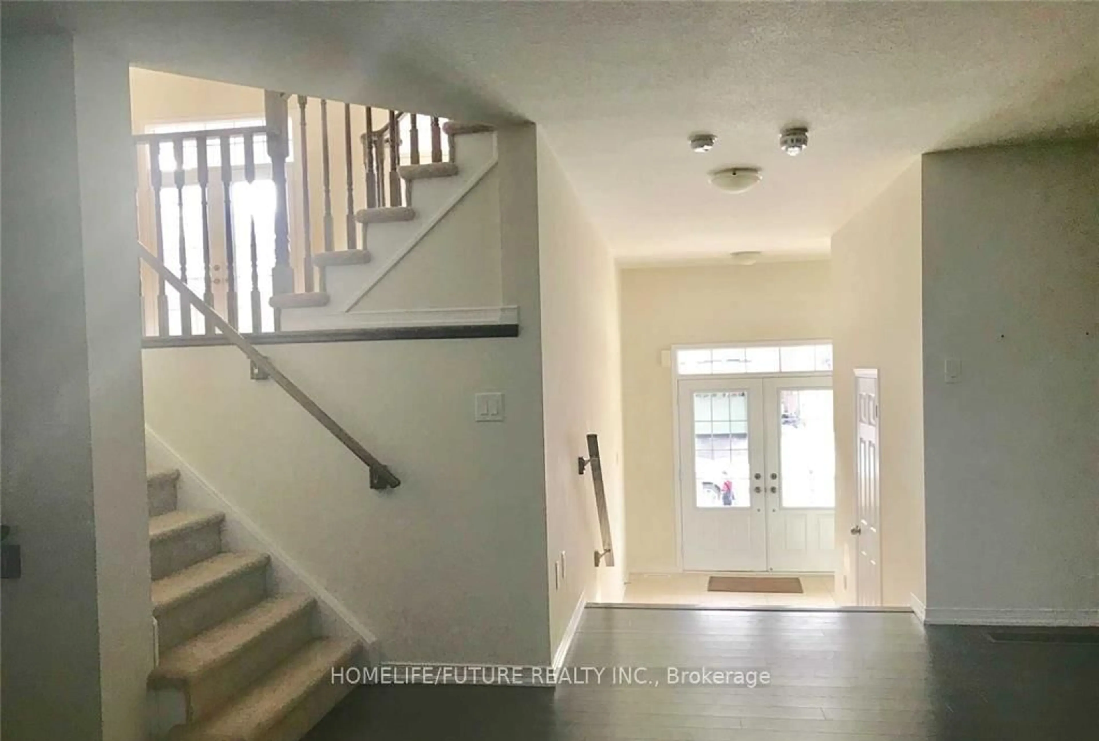 Indoor foyer for 8600 Sweet Chestnut Dr, Niagara Falls Ontario L2H 2Y6