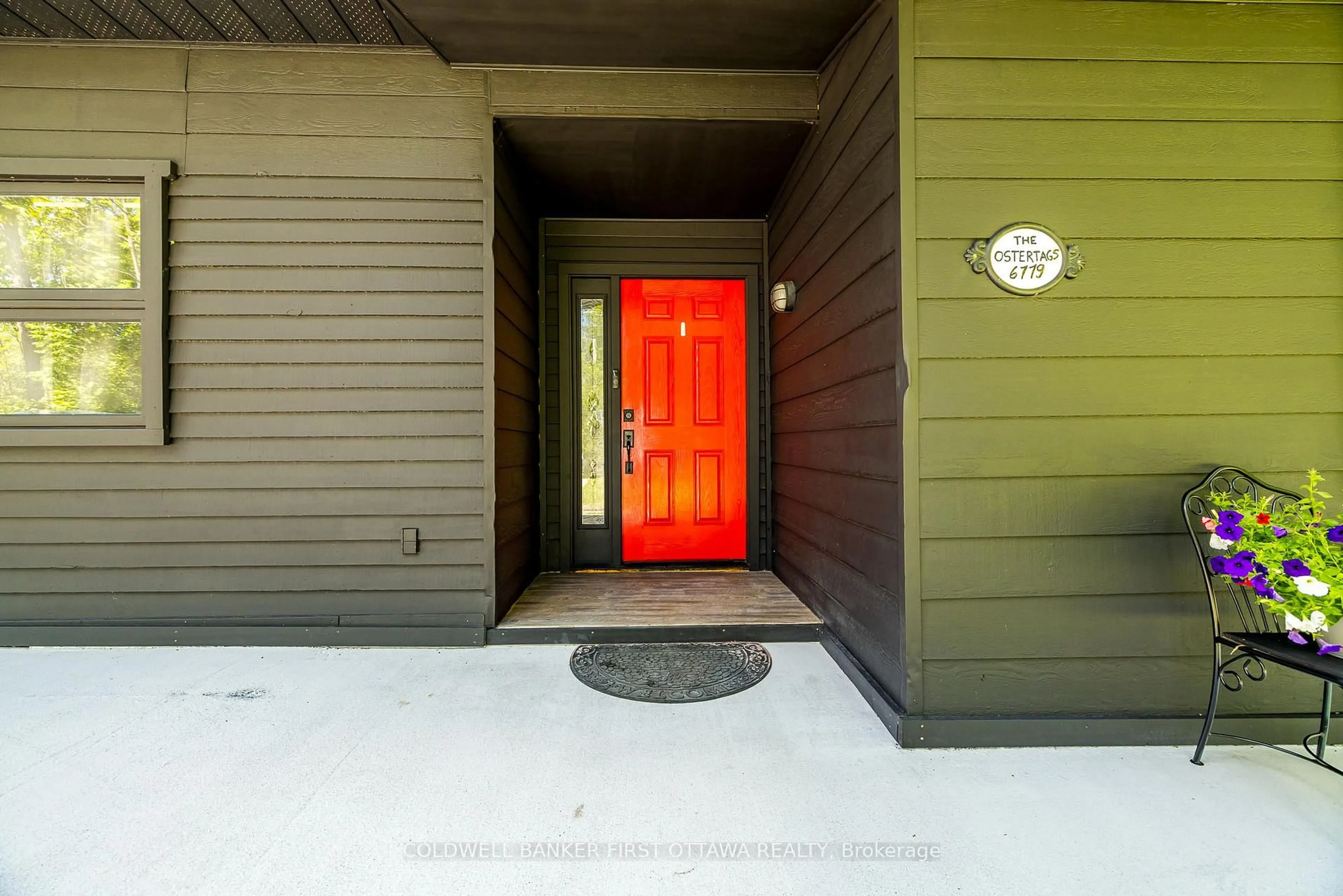 Indoor entryway for 6779 Roger Stevens Dr, Smiths Falls Ontario K7A 4S6