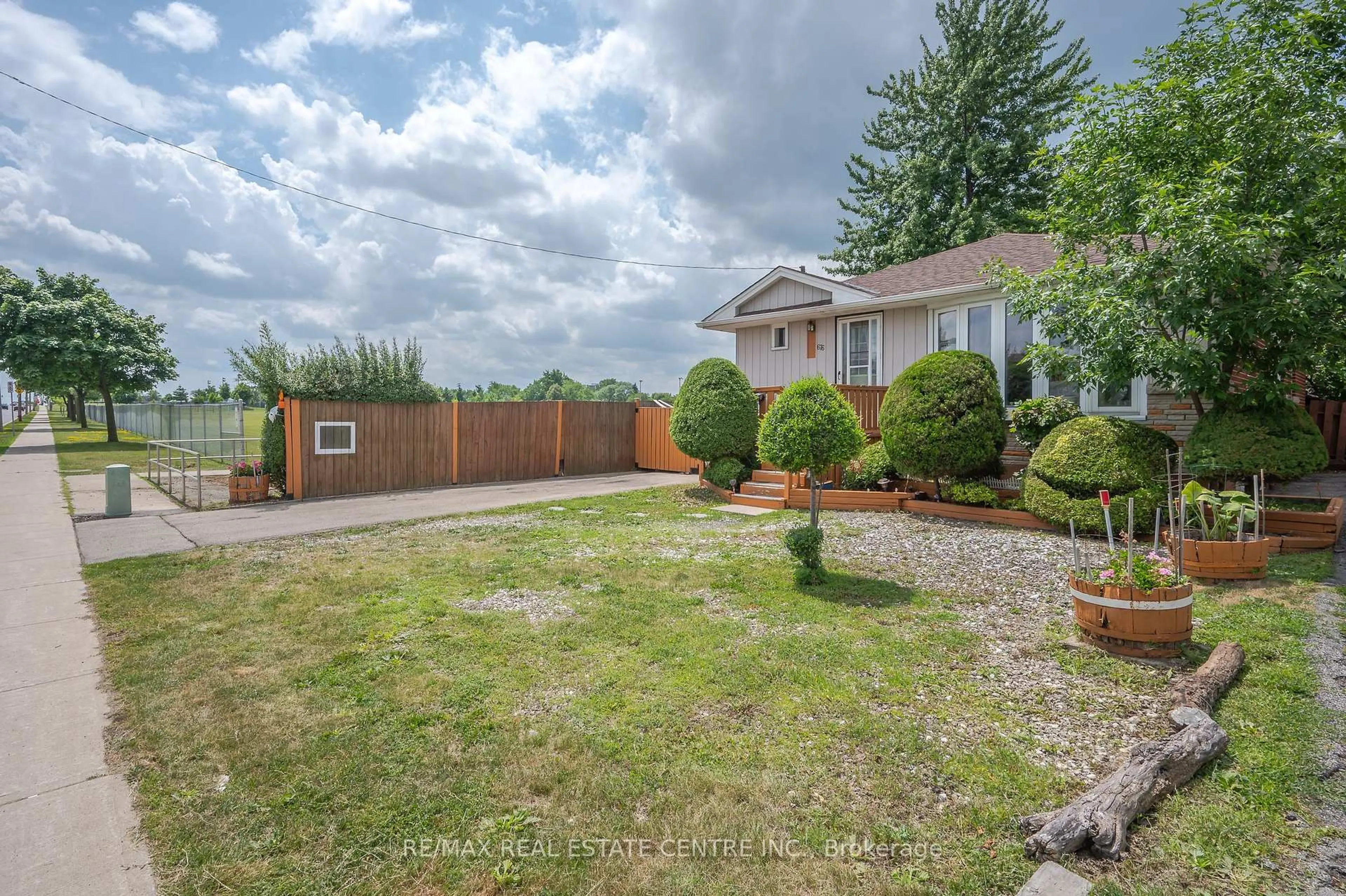 A pic from outside/outdoor area/front of a property/back of a property/a pic from drone, street for 676 Upper Wentworth St, Hamilton Ontario L9A 4V5