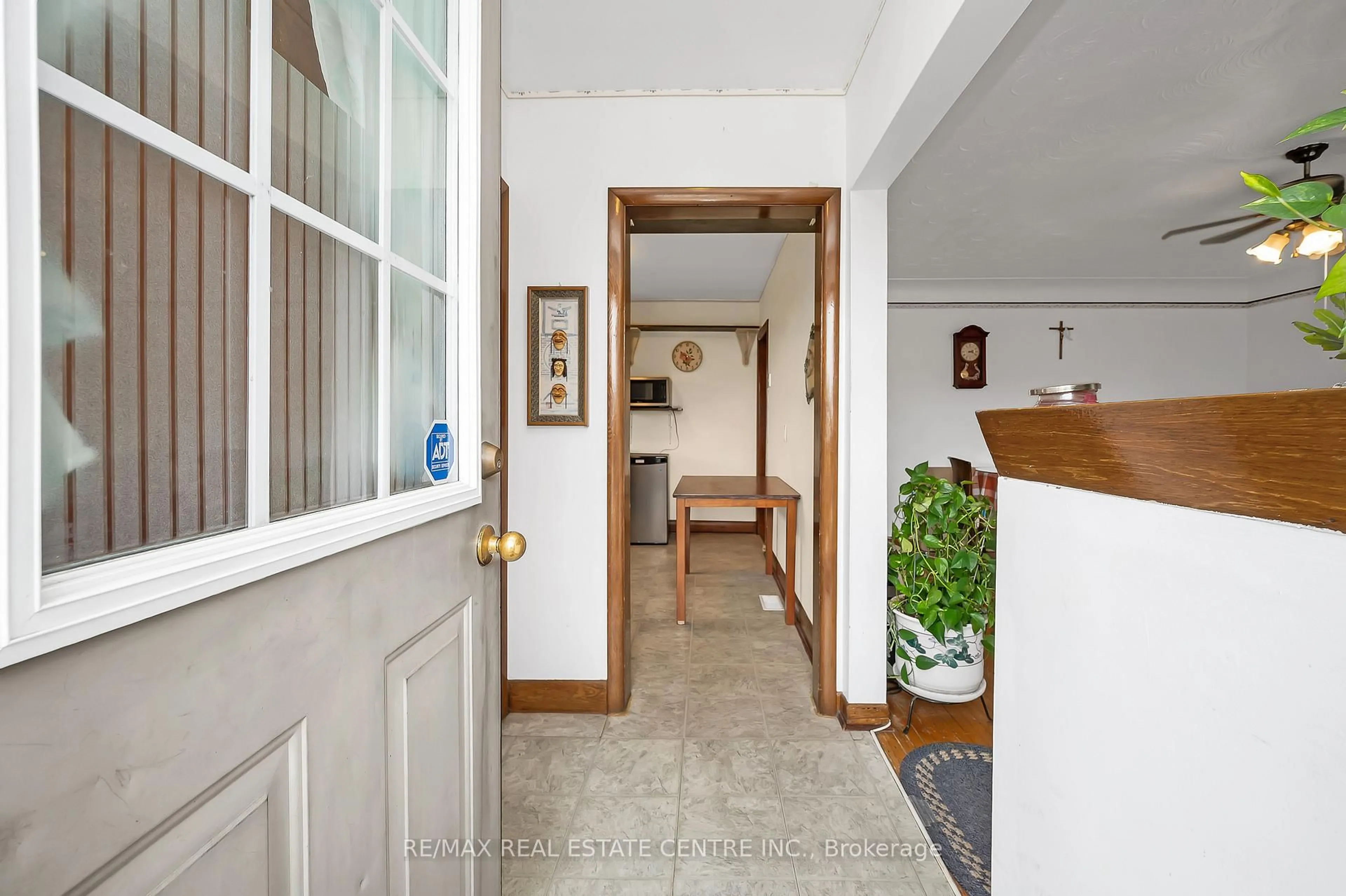 Indoor foyer for 676 Upper Wentworth St, Hamilton Ontario L9A 4V5