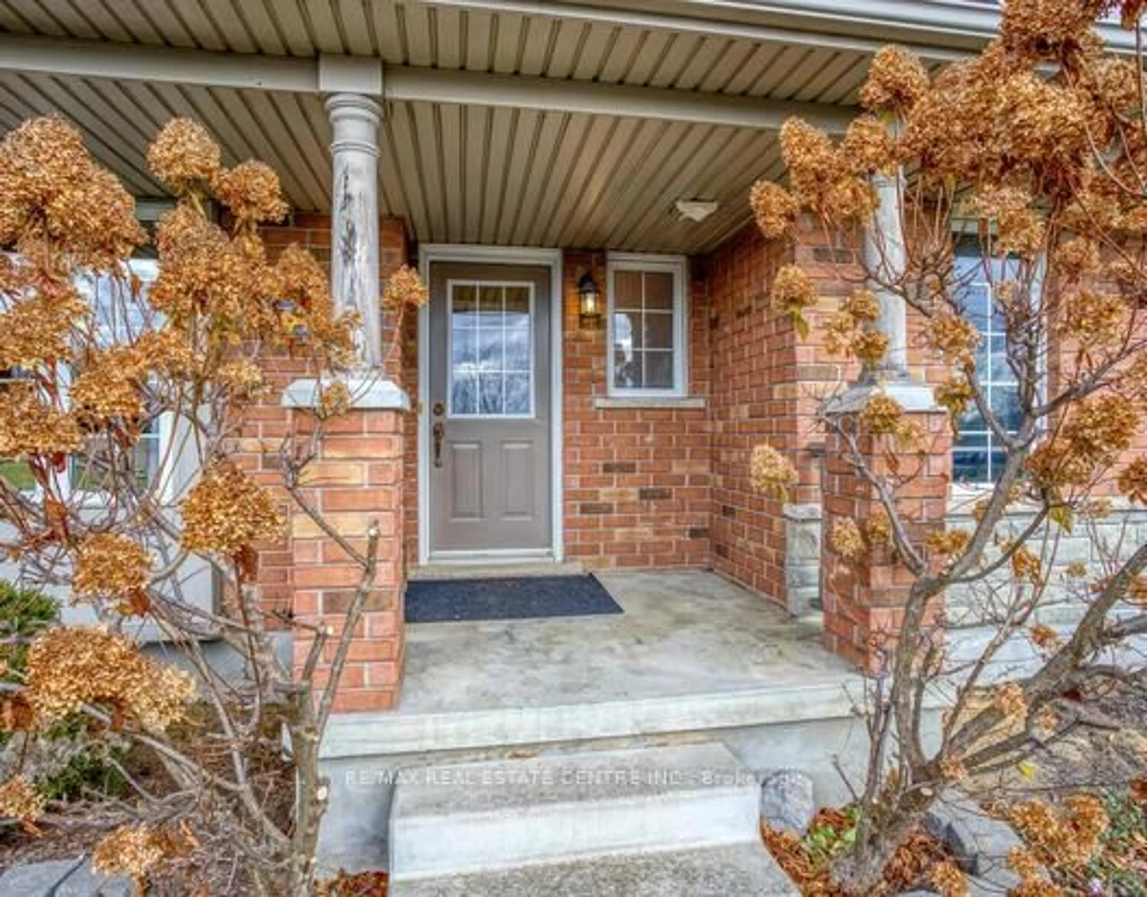 Indoor entryway for 549 Victoria Rd, Guelph Ontario N1E 7M3