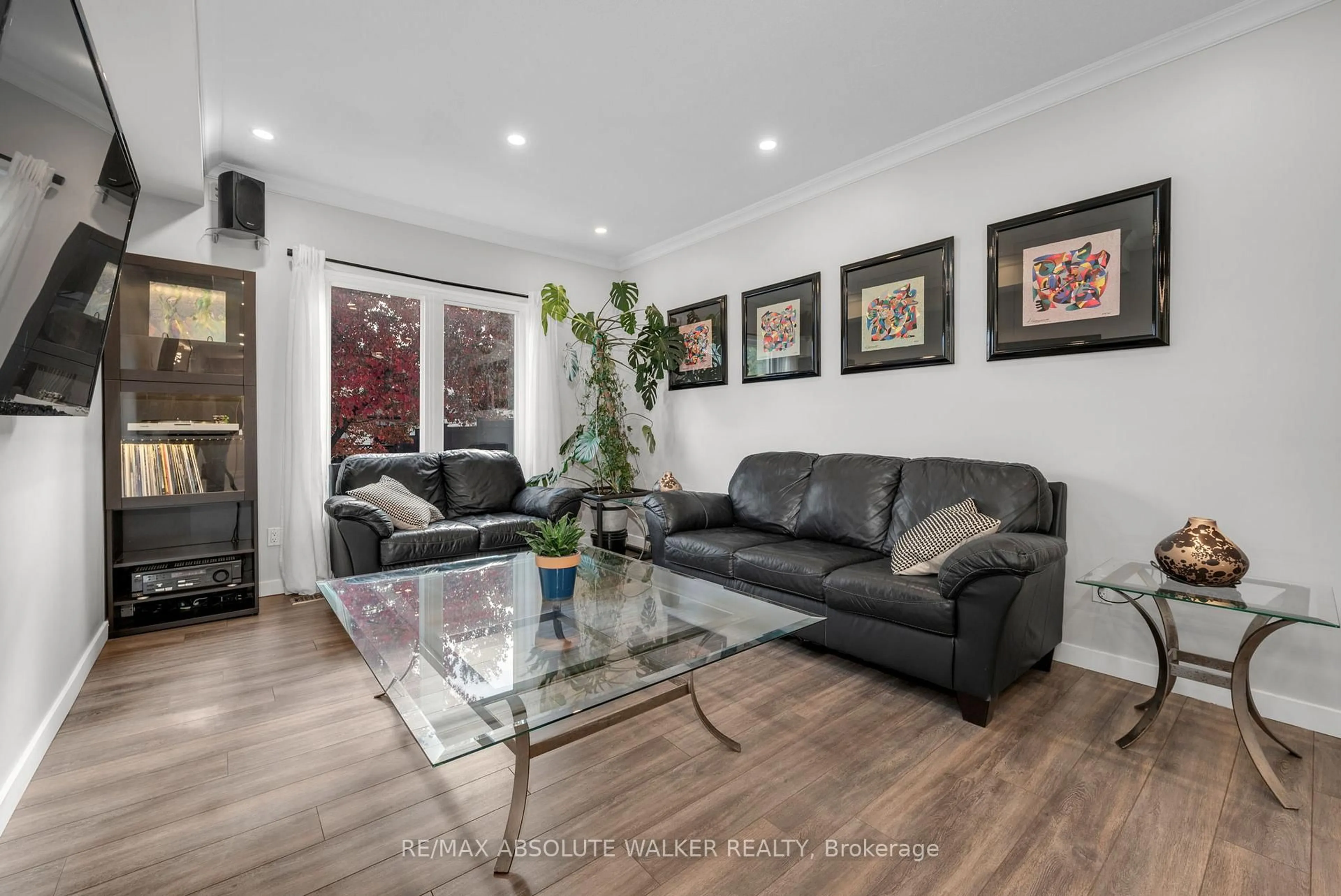 Living room with furniture, wood/laminate floor for 32 Acklam Terr, Ottawa Ontario K2K 2H5