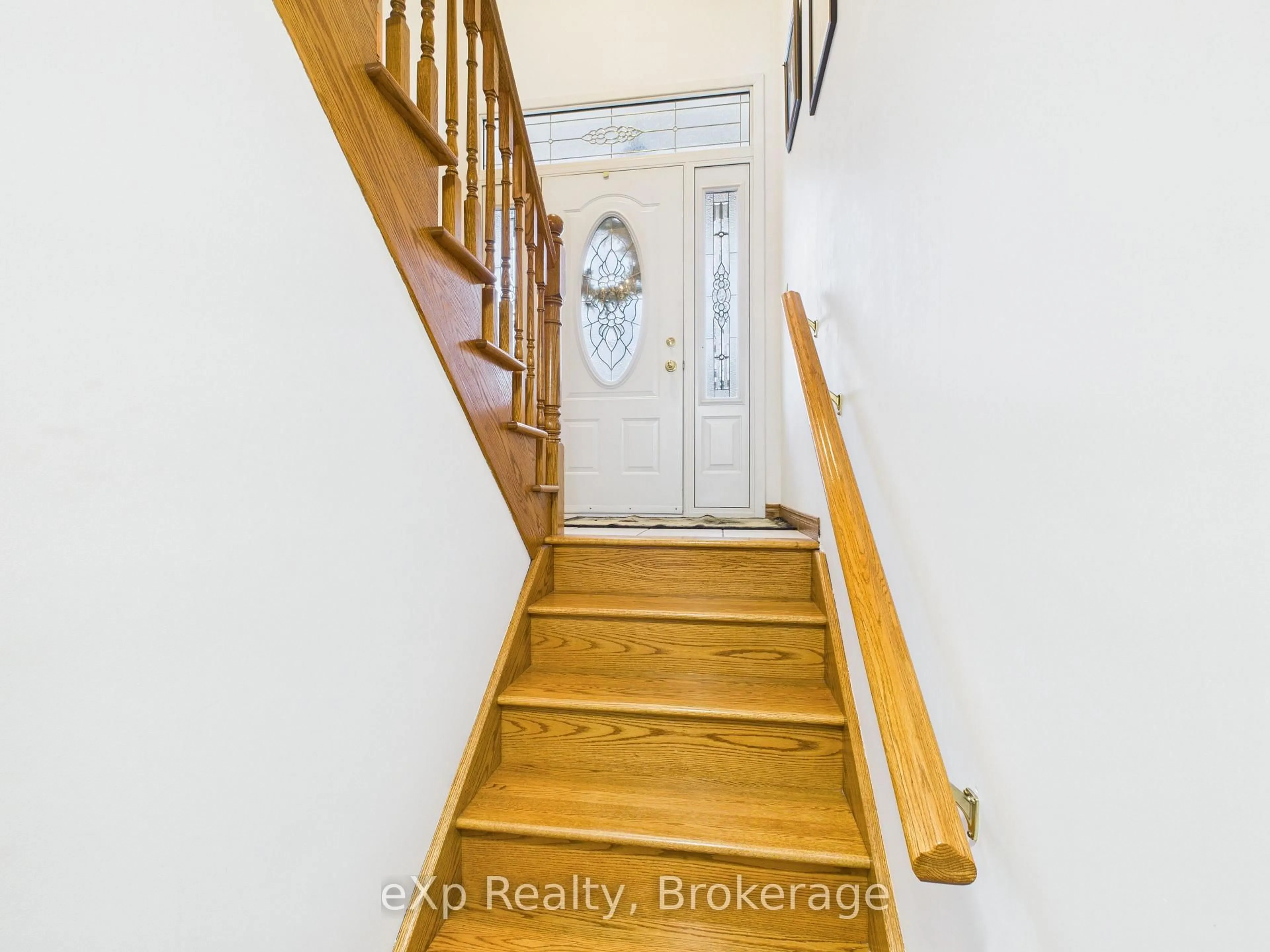 Indoor entryway for 303 Mary St, Brockton Ontario N0G 2V0