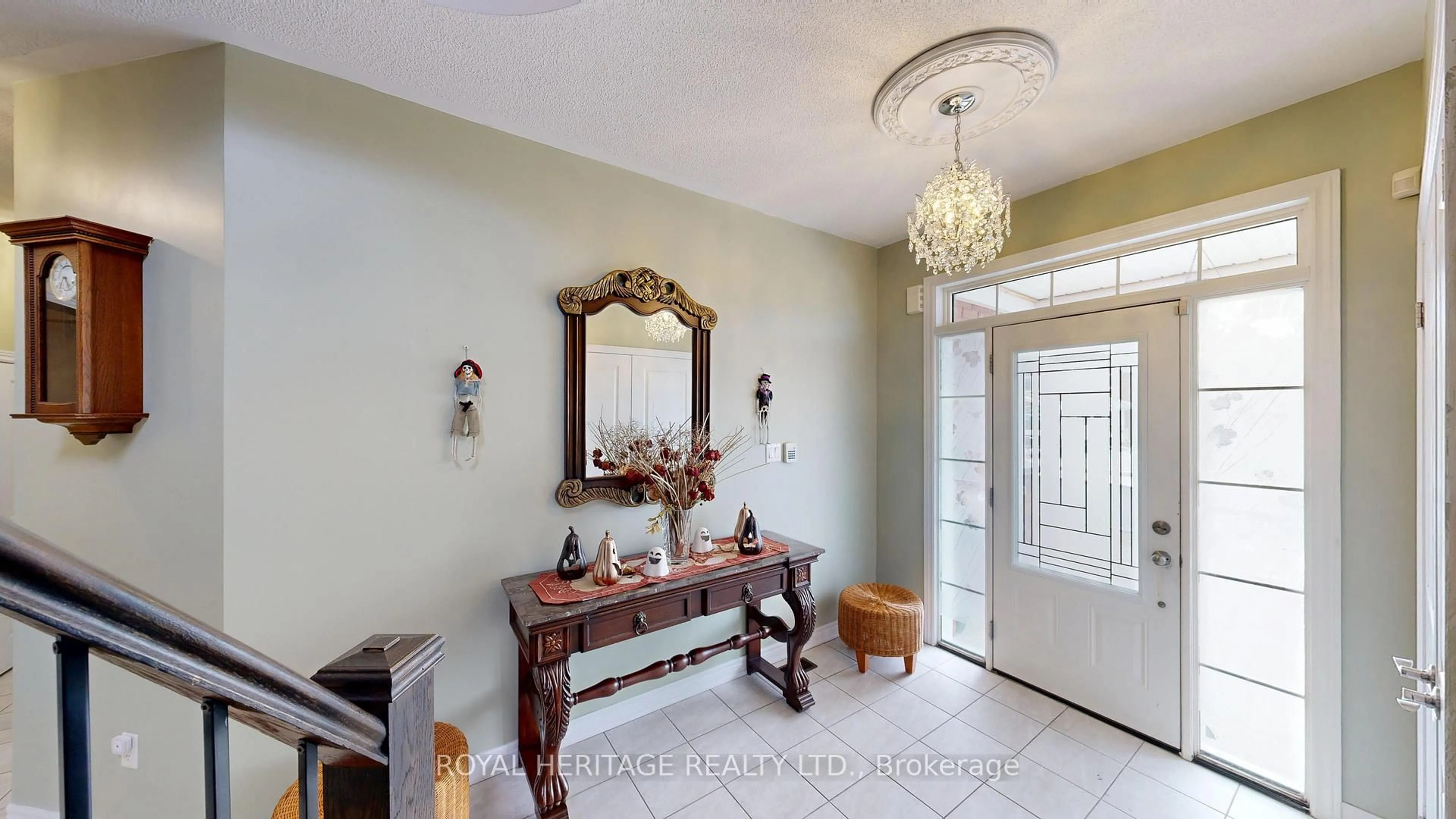 Indoor foyer for 976 Avery Ave, Peterborough Ontario K9J 0G9