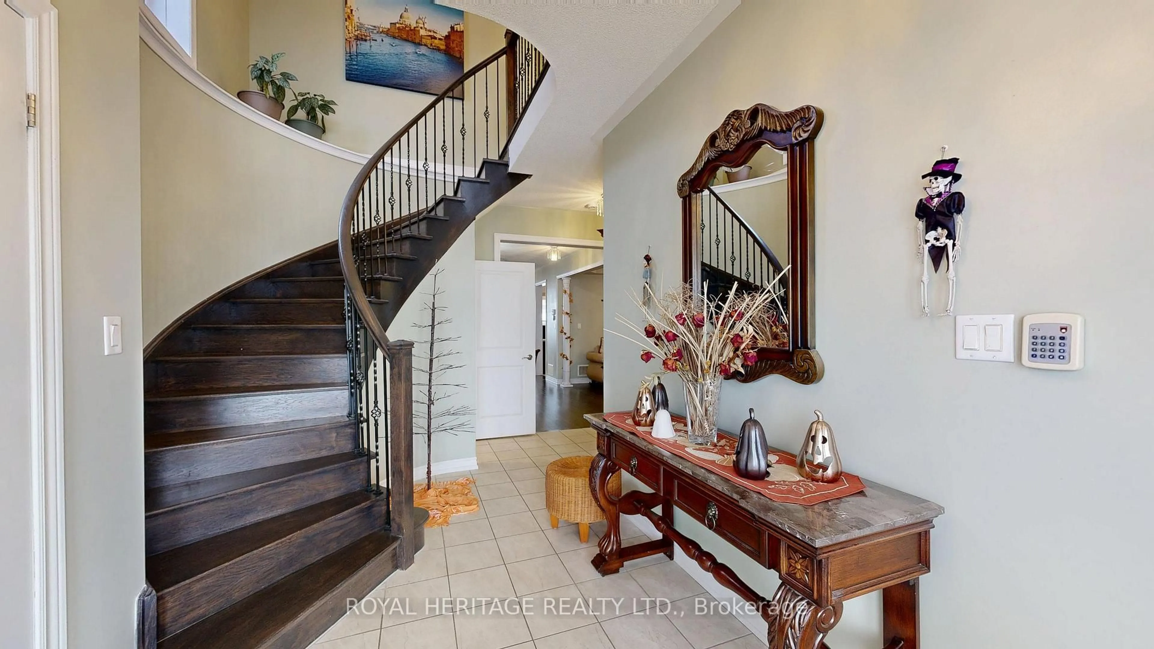 Indoor entryway for 976 Avery Ave, Peterborough Ontario K9J 0G9