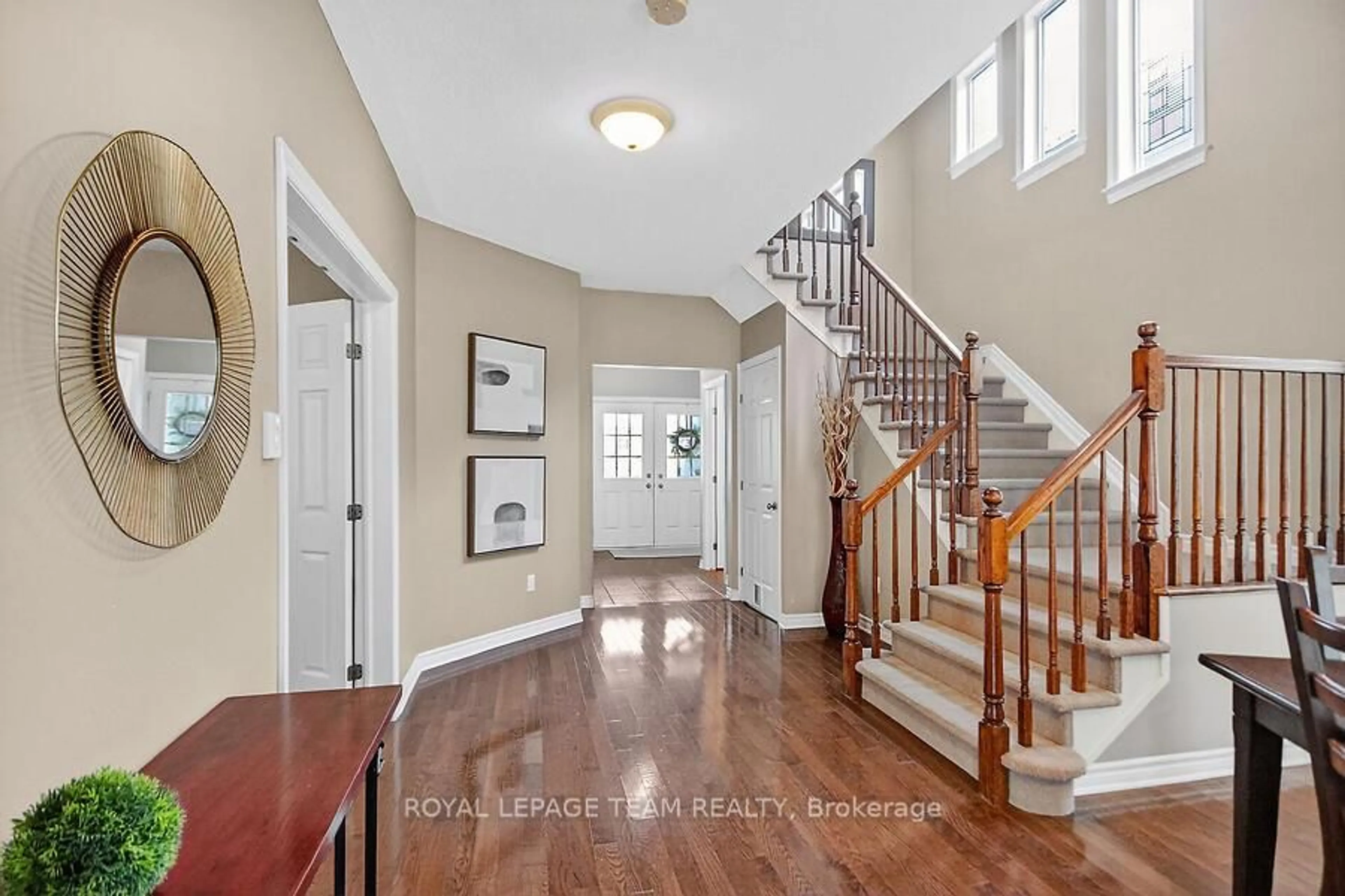 Indoor entryway for 104 Versilia Dr, Ottawa Ontario K2G 7E4