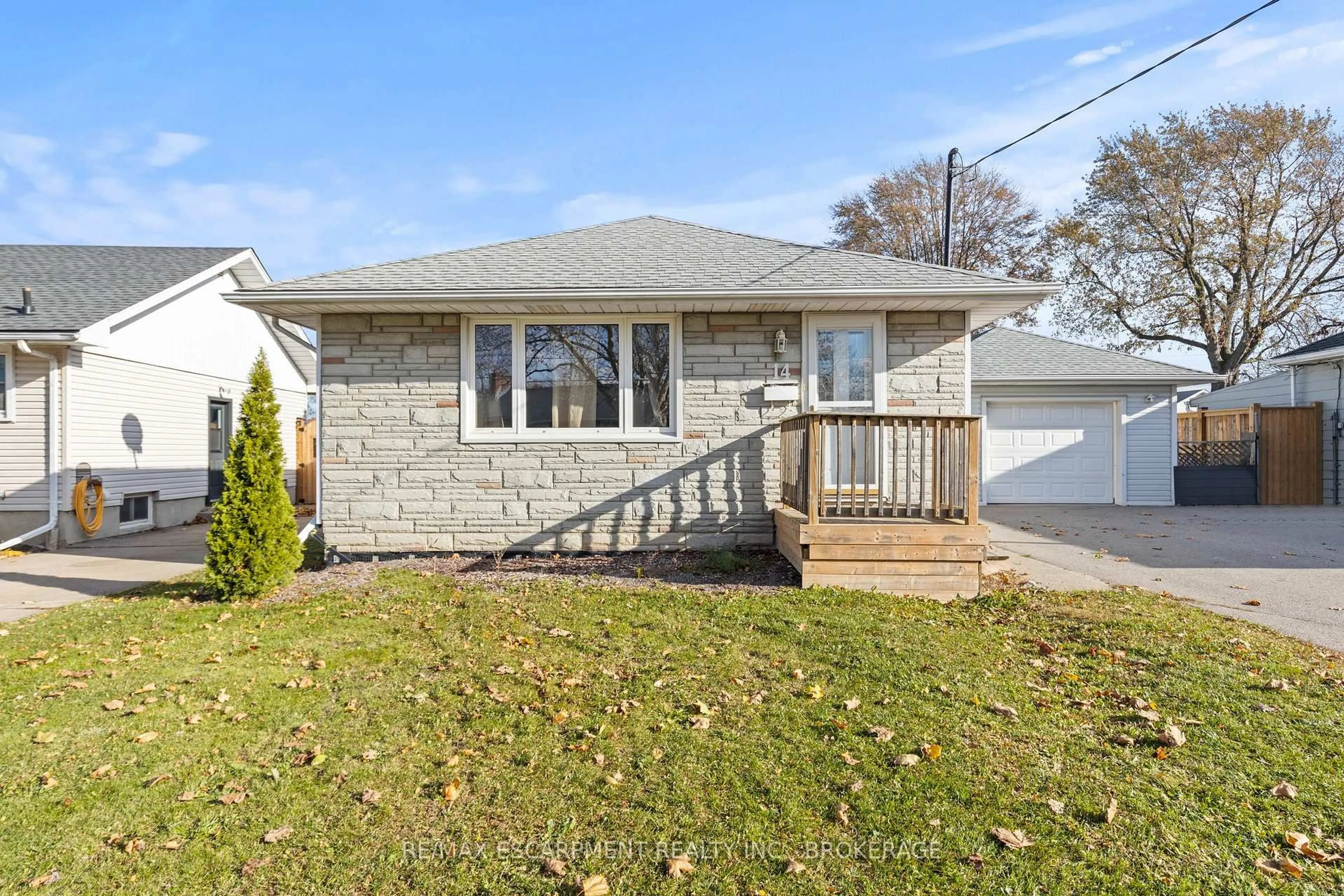 Home with vinyl exterior material, street for 14 Westmount Ave, Thorold Ontario L2V 2W1