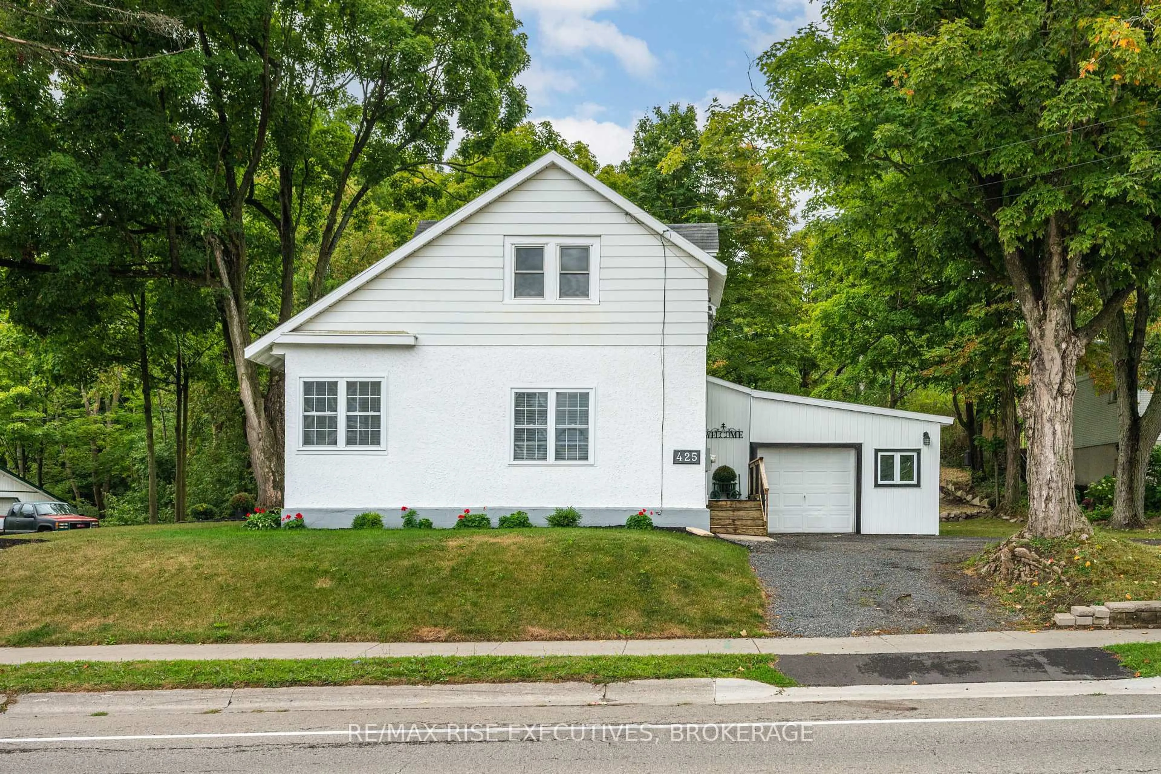 Home with vinyl exterior material, street for 425 King St, Gananoque Ontario K7G 2G8