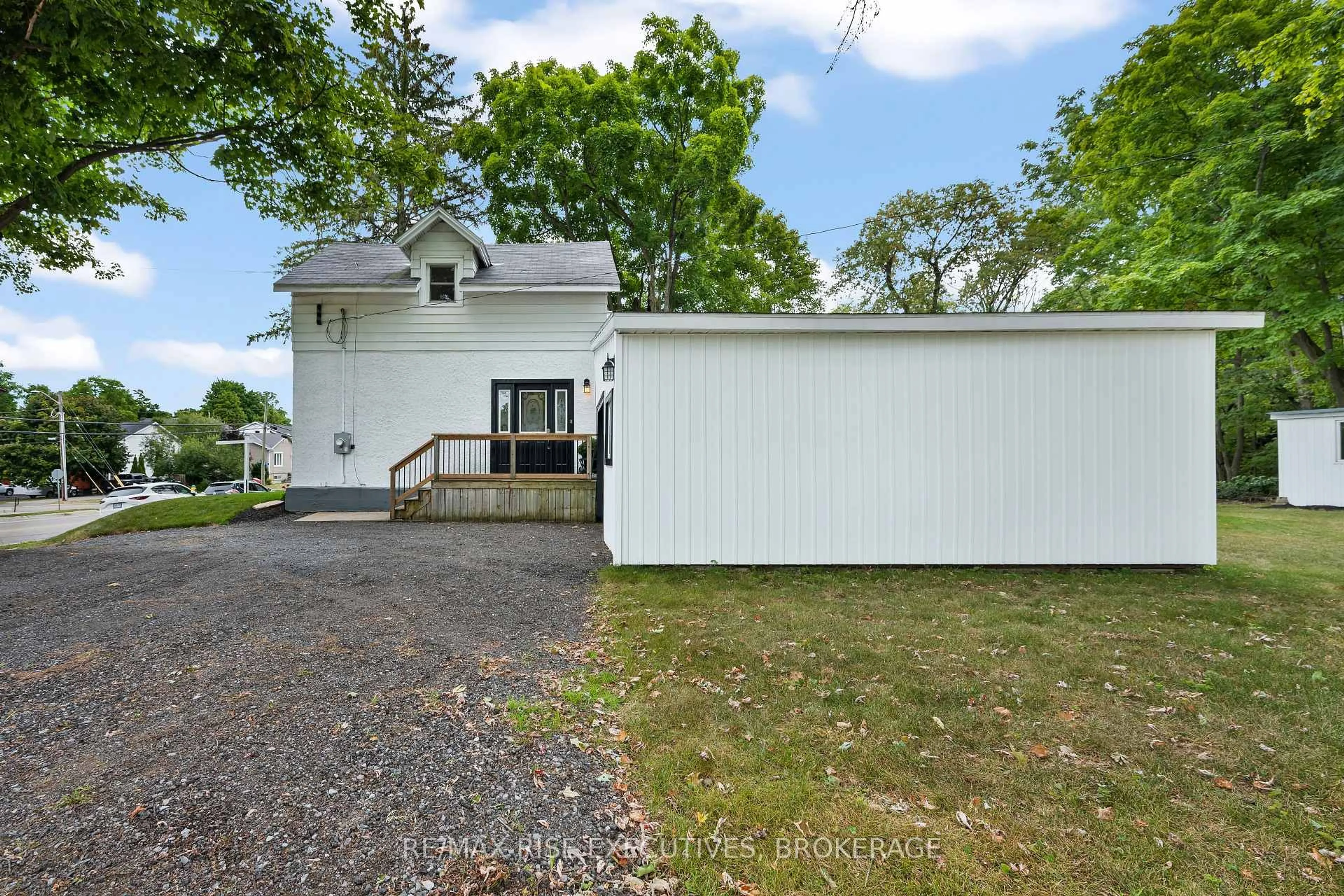 A pic from outside/outdoor area/front of a property/back of a property/a pic from drone, unknown for 425 King St, Gananoque Ontario K7G 2G8