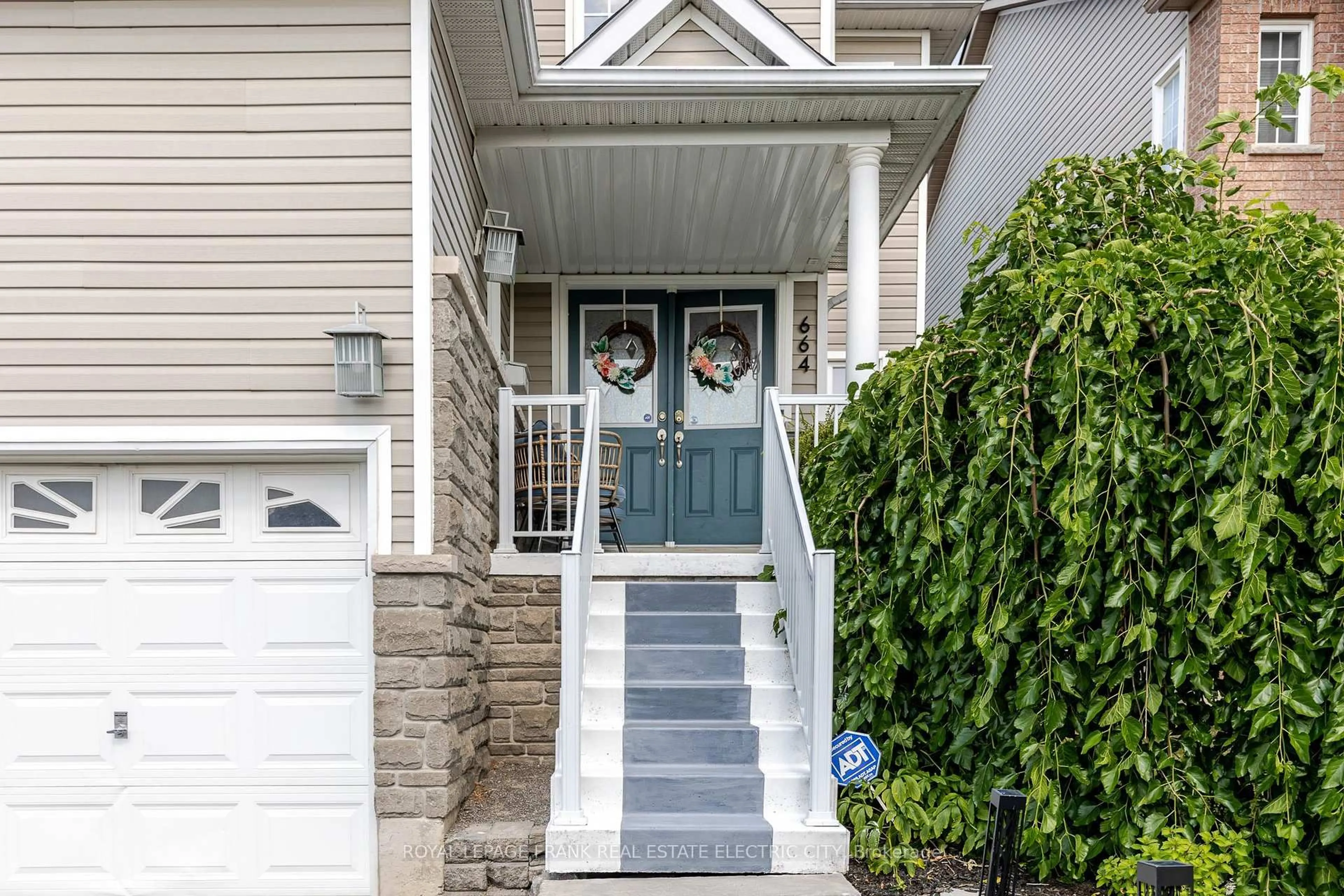 Indoor entryway for 664 Tully Cres, Peterborough Ontario K9K 0A9