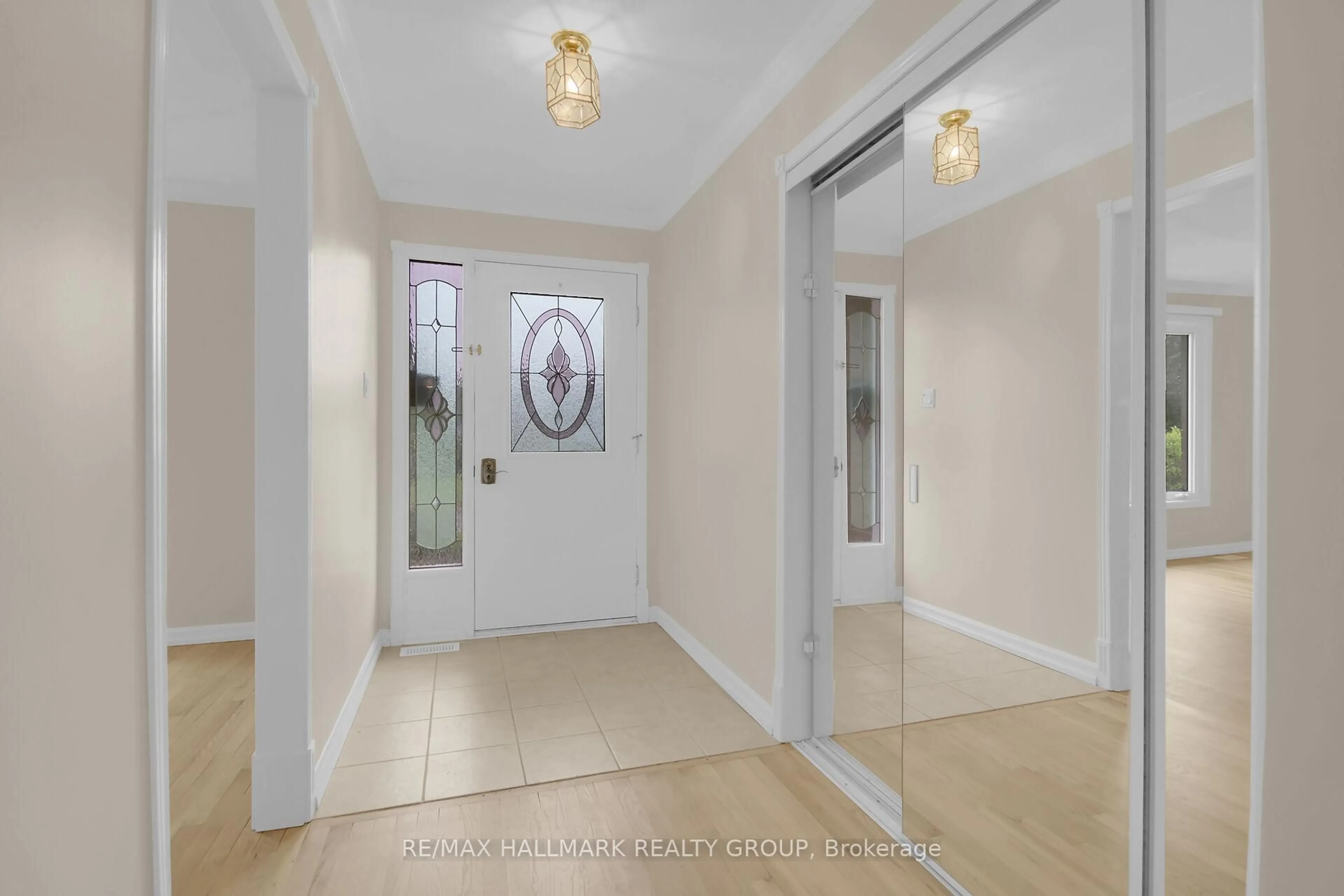 Indoor entryway for 30 Brodeur Cres, Kanata Ontario K2L 1Z3