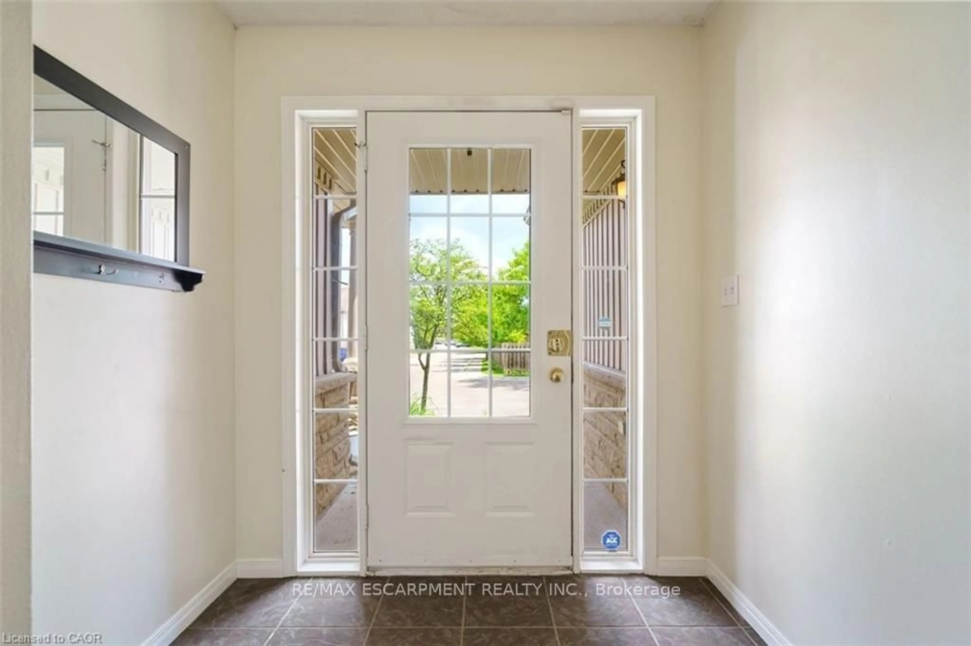 Indoor entryway for 175 David Bergey Dr #P87, Kitchener Ontario N2E 4H8