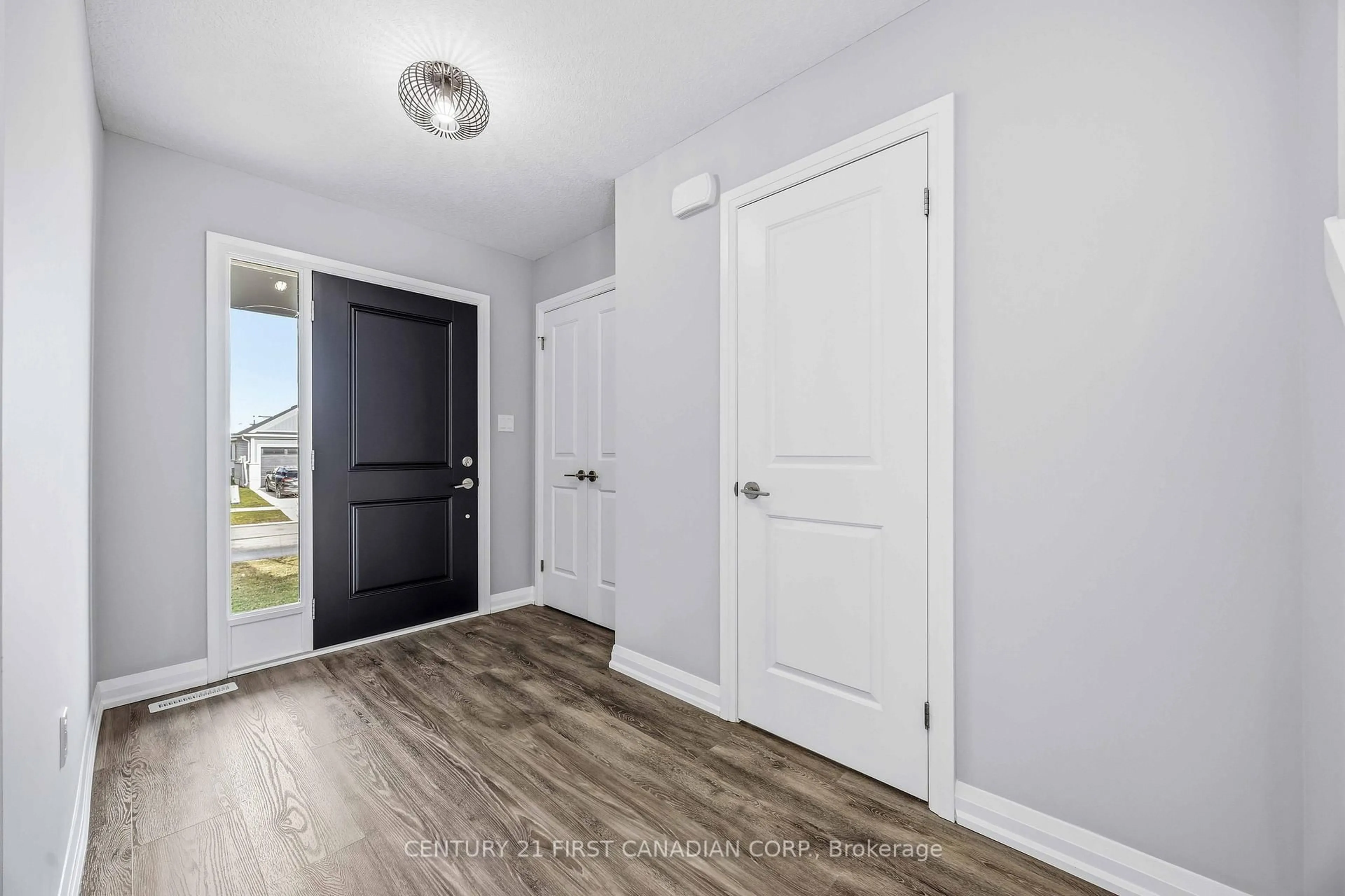 Indoor entryway for 470 Main St, Plympton-Wyoming Ontario N0N 1T0