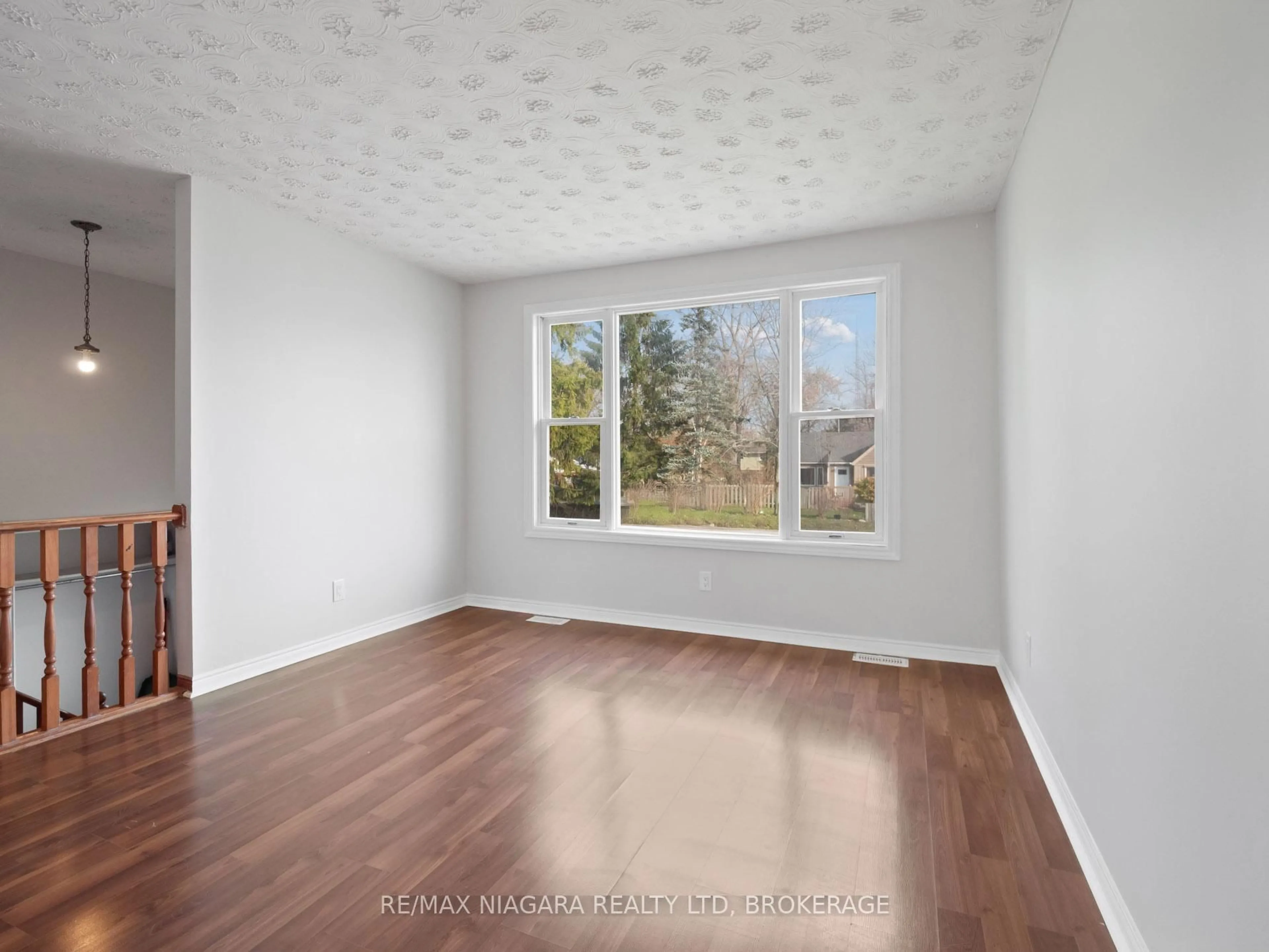 A pic of a room for 403 Parkdale Ave, Fort Erie Ontario L2A 5A7