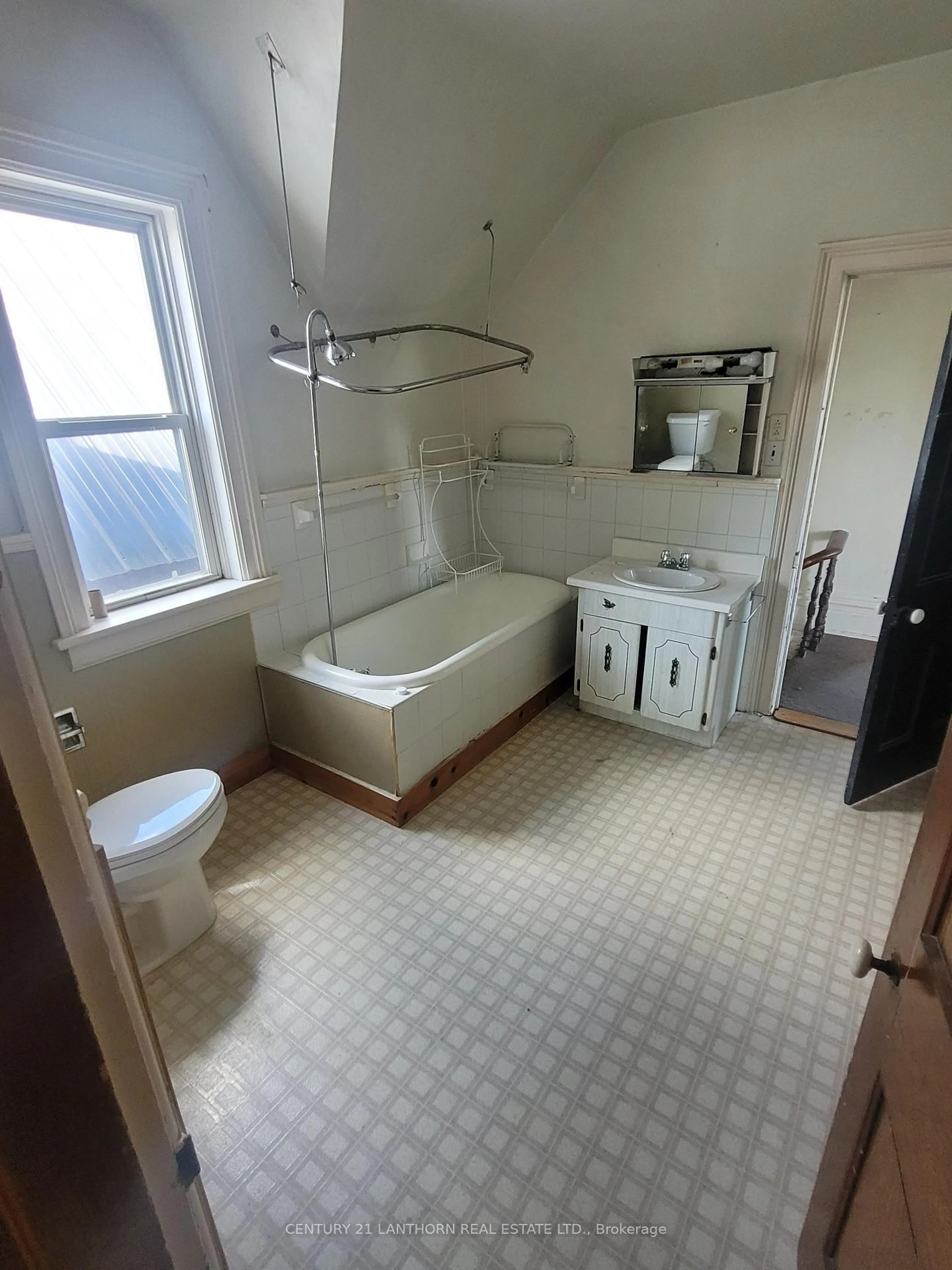 Standard bathroom, ceramic/tile floor for 88 West St #86, Greater Napanee Ontario K7R 2P2