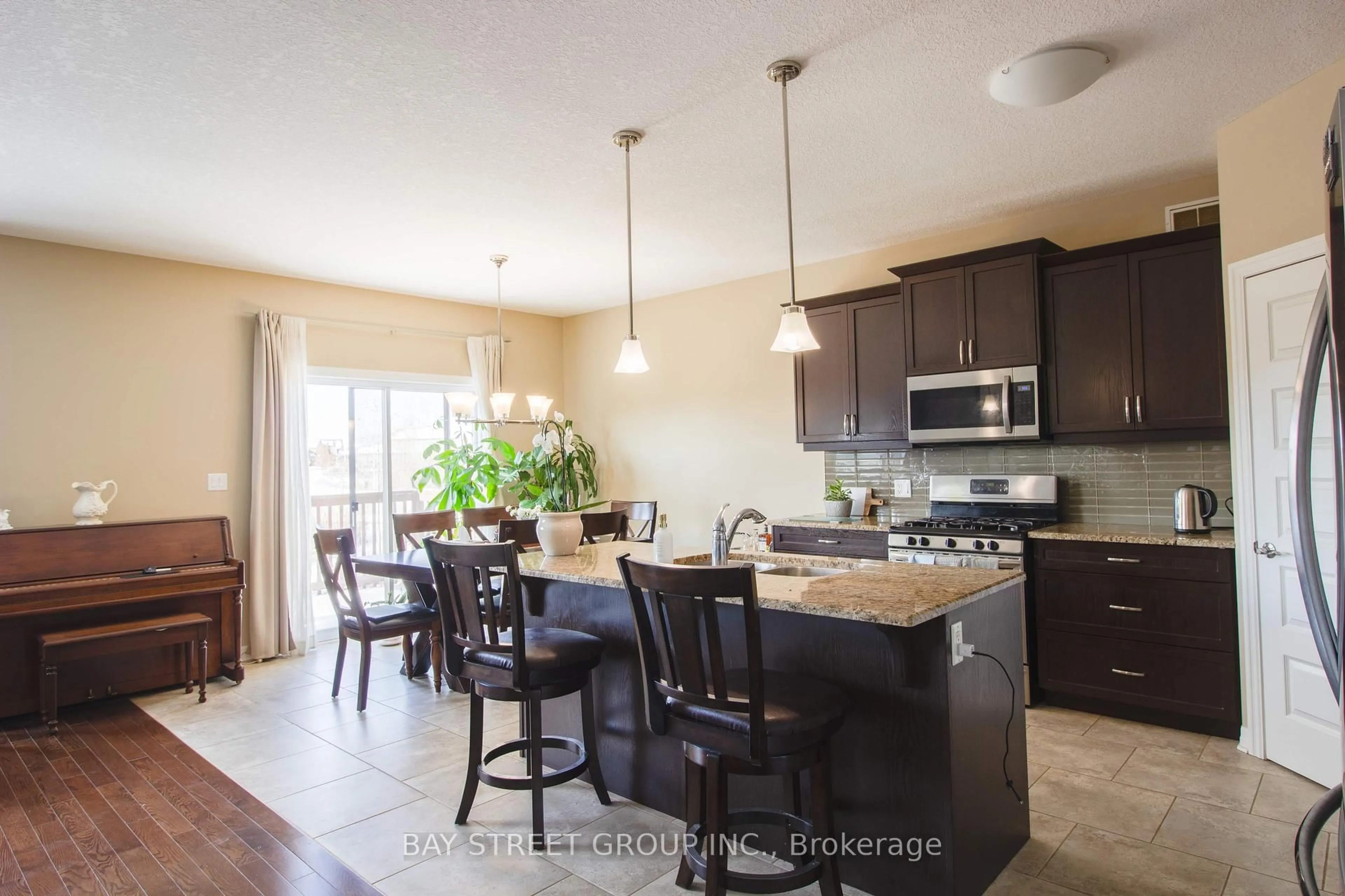 Open concept kitchen, unknown for 1451 Howlett Circ, London North Ontario N5X 0K5