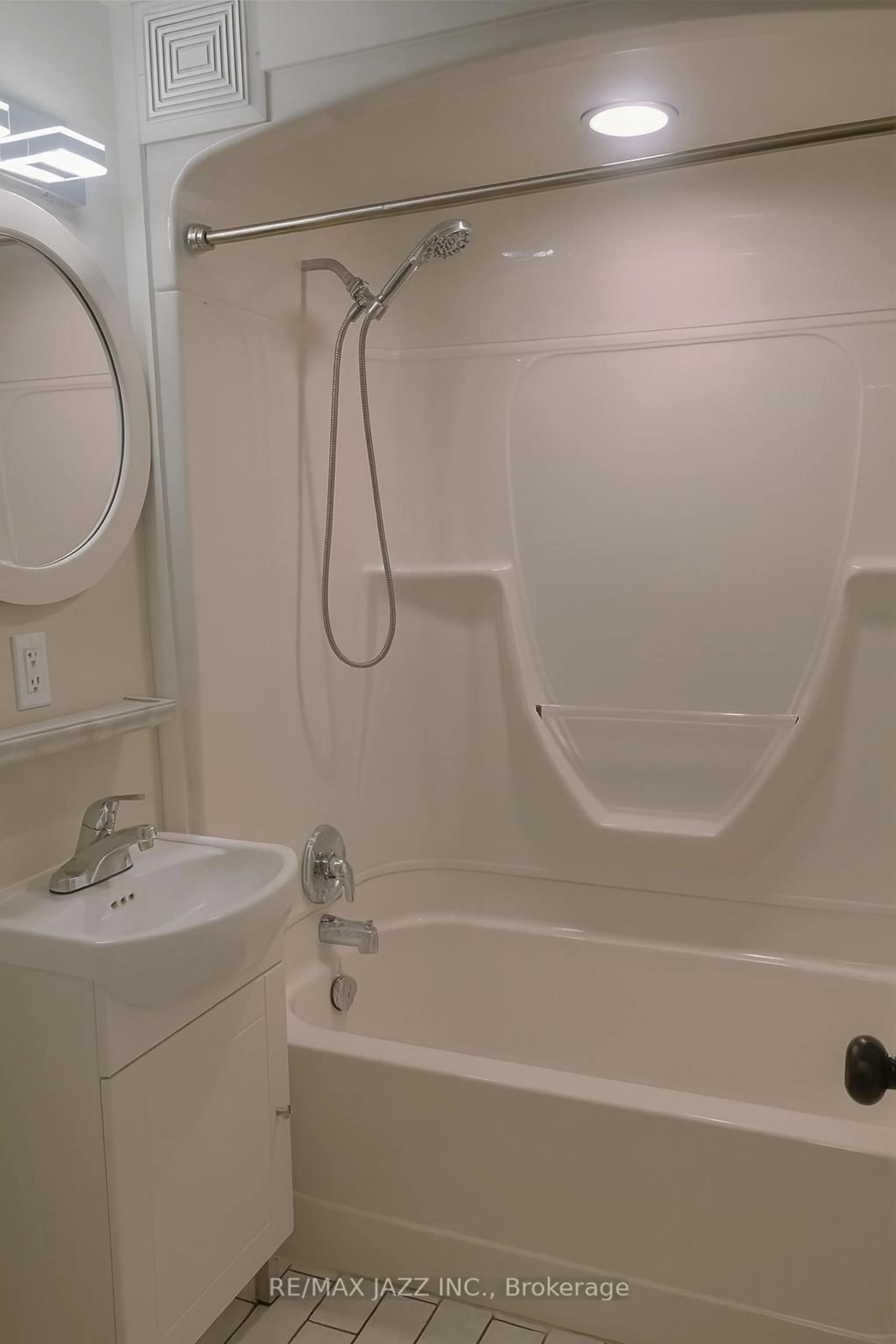 Standard bathroom, unknown for 37-43 Leonard Ave, Quinte West Ontario K8V 2R3