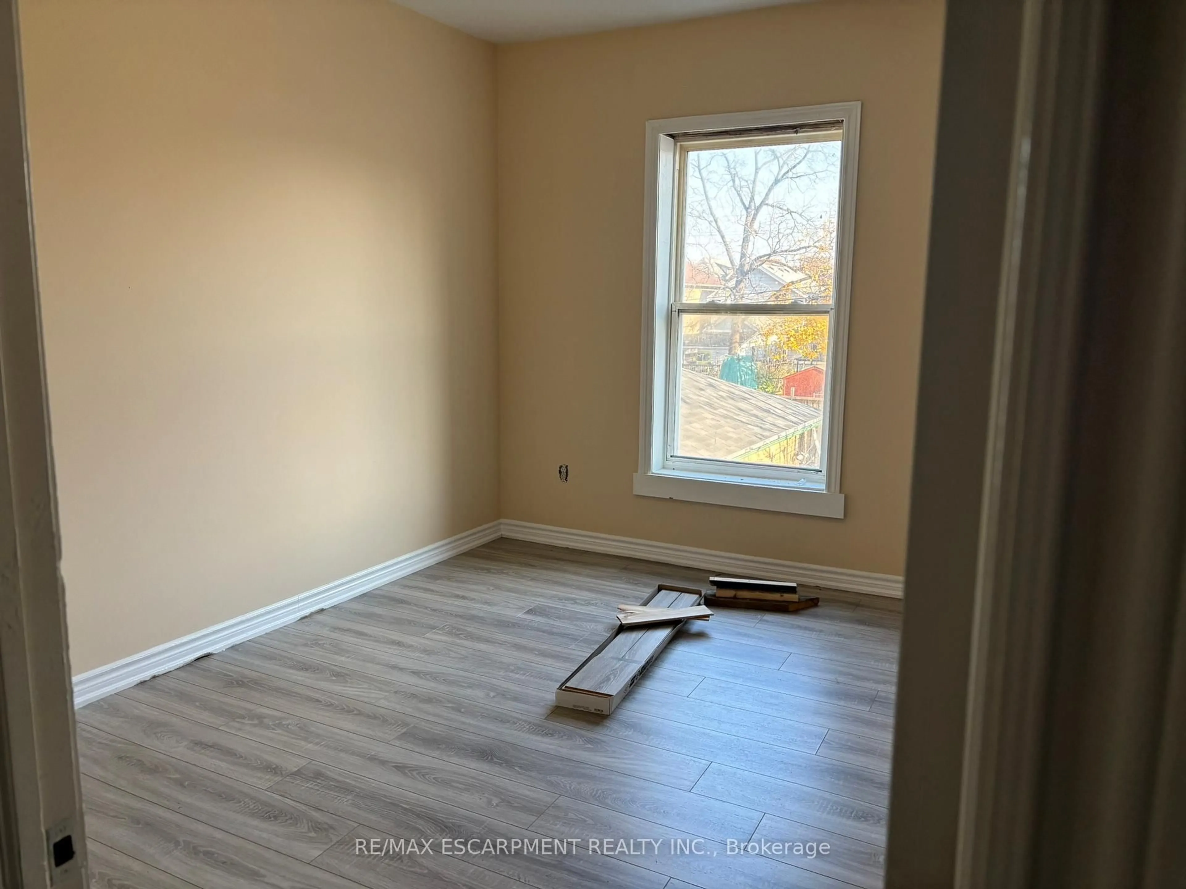 A pic of a room for 124 Cathcart St, Hamilton Ontario L8L 5A2