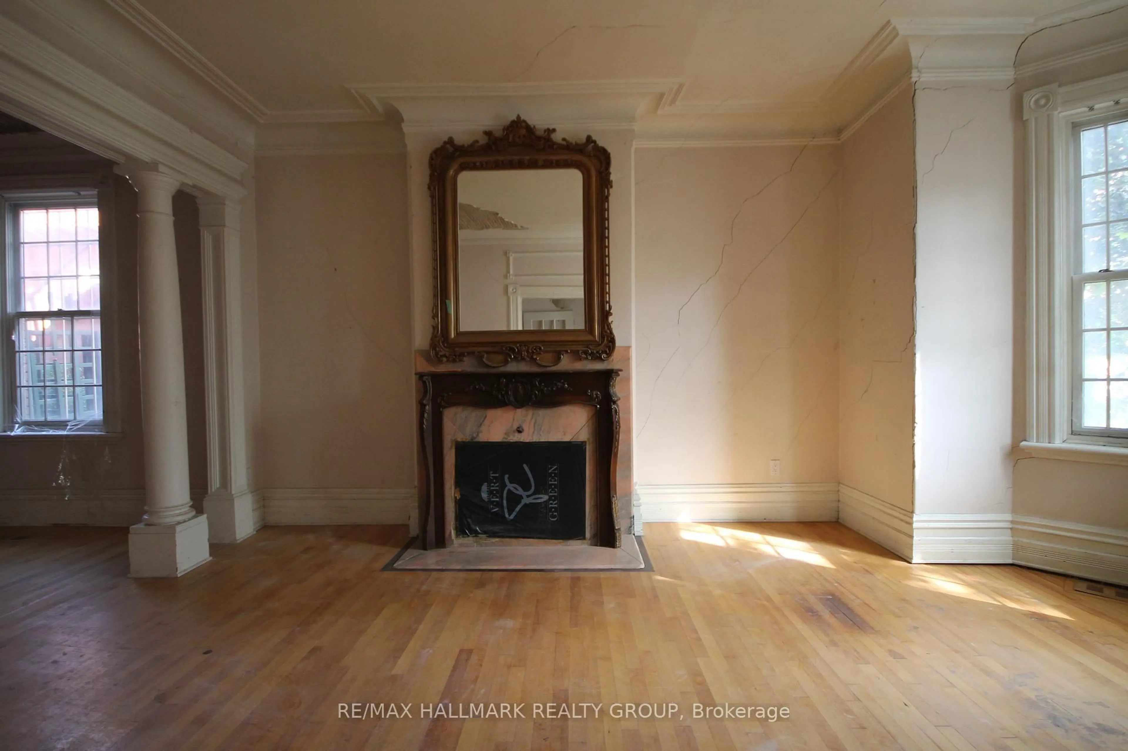 A pic of a room for 301 Waverley St, Ottawa Ontario K2P 0V9