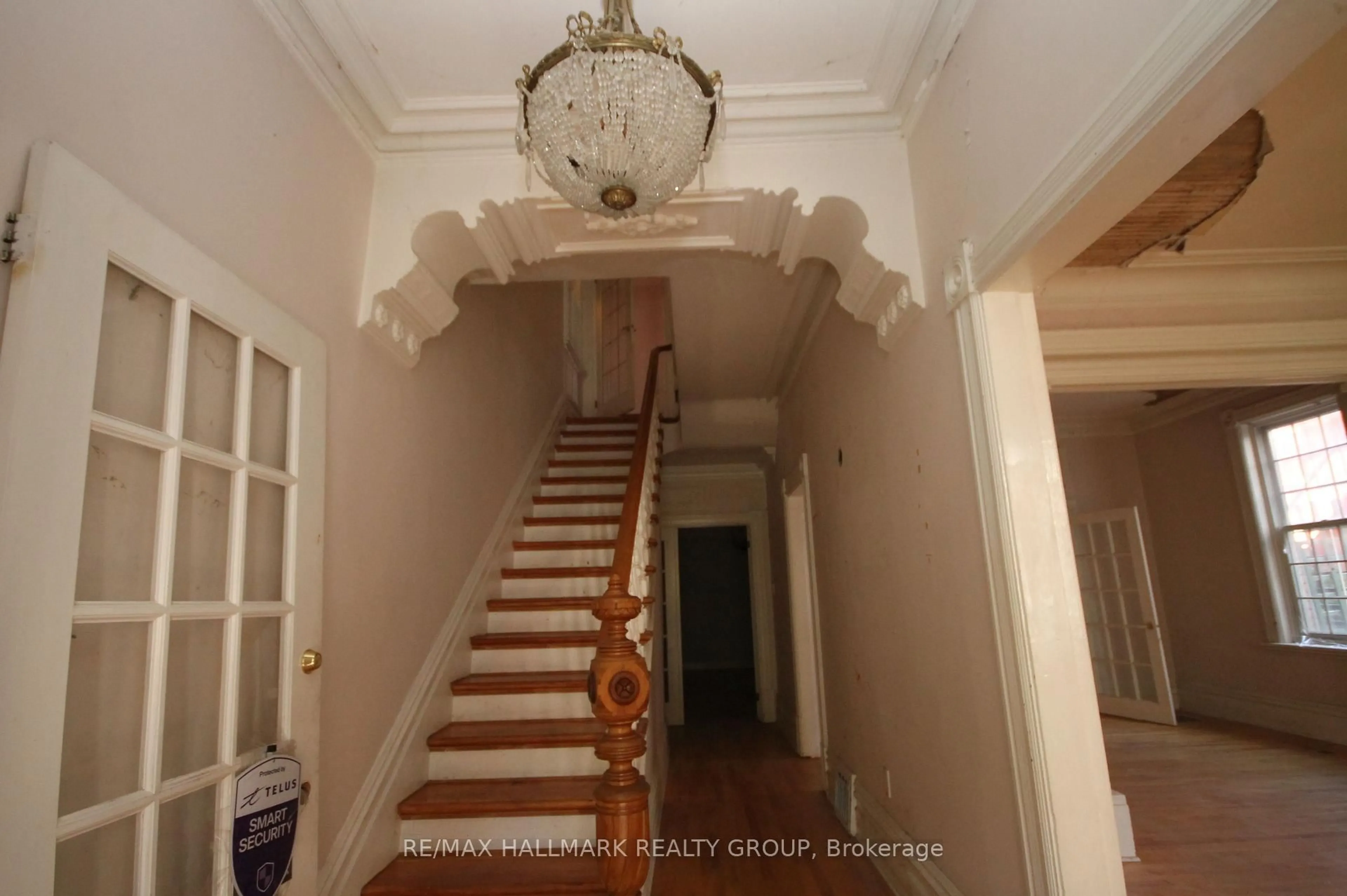 Indoor foyer for 301 Waverley St, Ottawa Ontario K2P 0V9