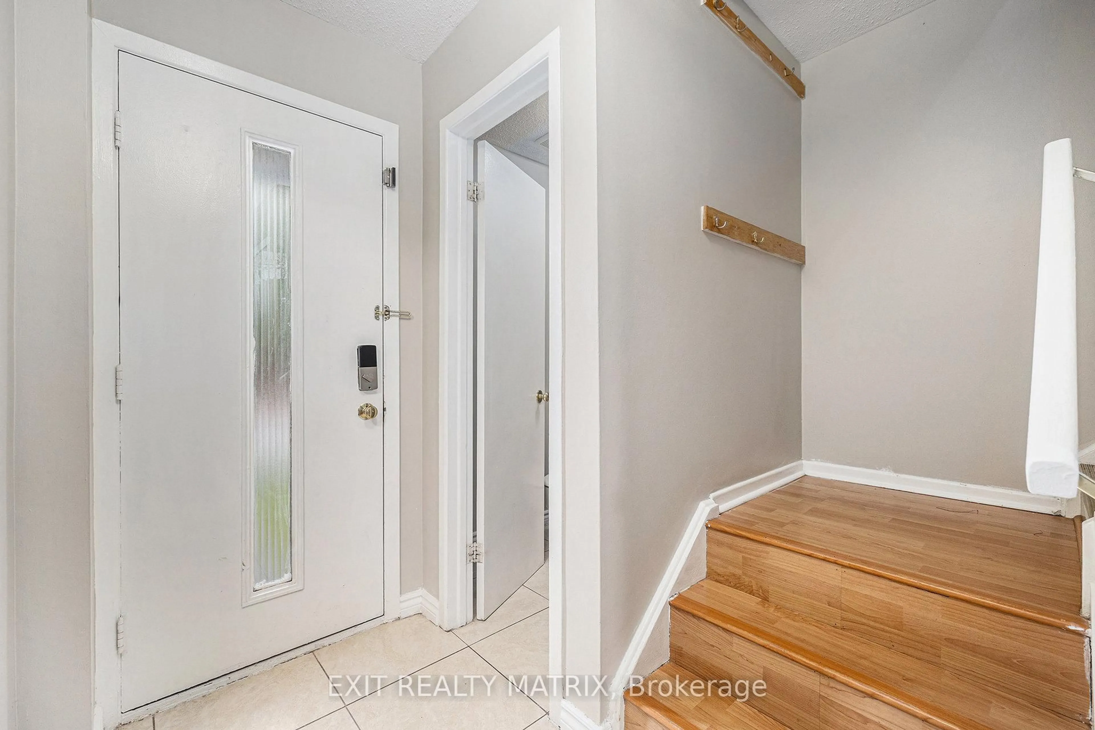 Indoor entryway for 23 Pickford Dr, Kanata Ontario K2L 2C1