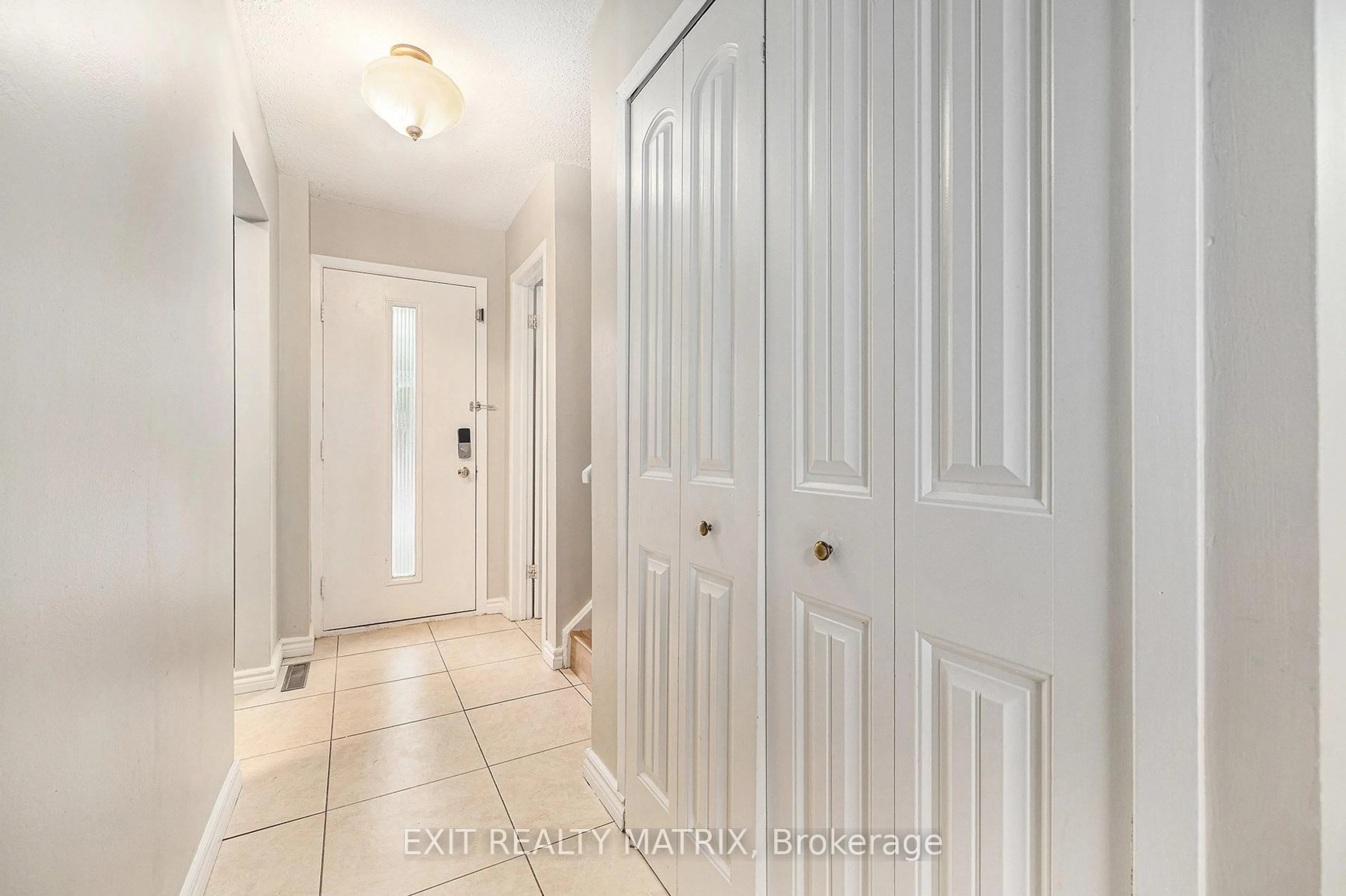Indoor entryway for 23 Pickford Dr, Kanata Ontario K2L 2C1