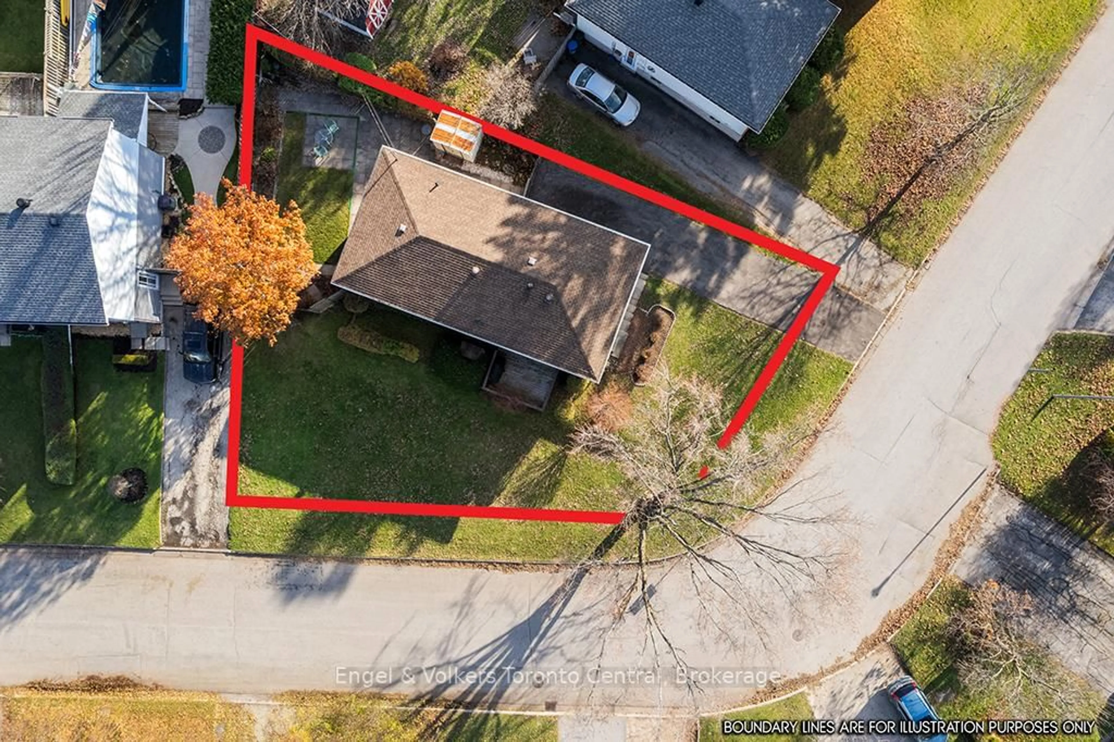 A pic from outside/outdoor area/front of a property/back of a property/a pic from drone, street for 997 15th 'B' St, Owen Sound Ontario N4K 5V7