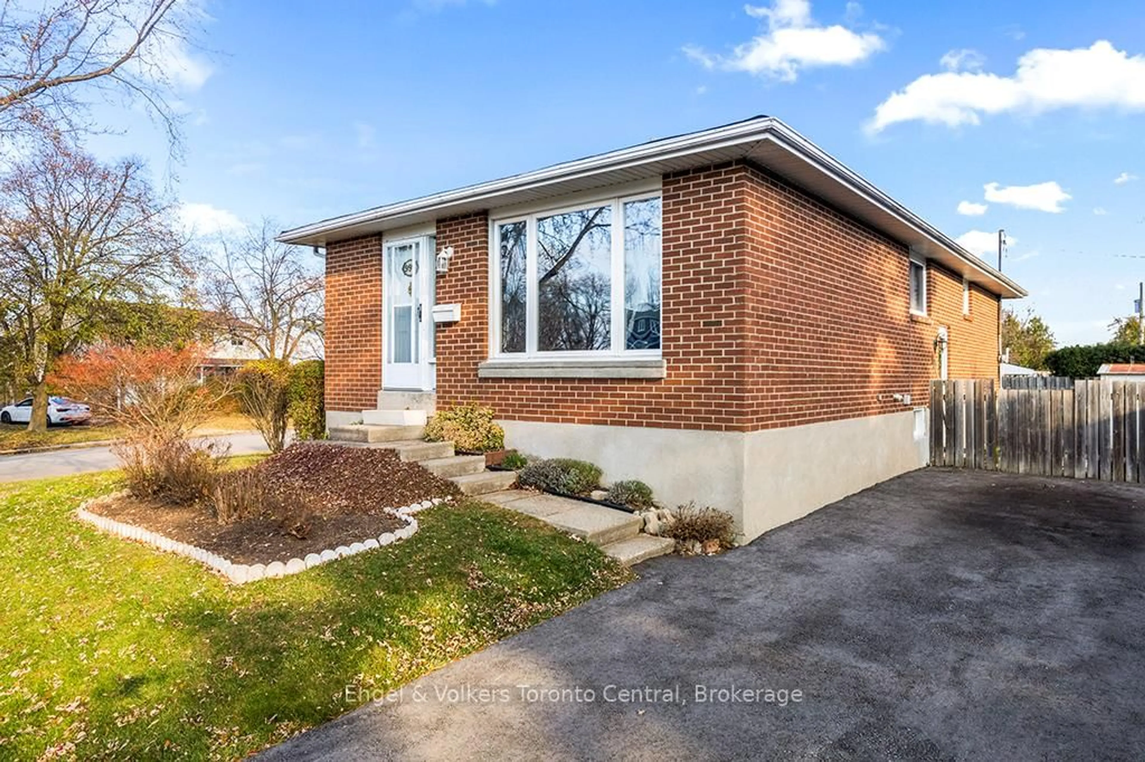 Home with brick exterior material, street for 997 15th 'B' St, Owen Sound Ontario N4K 5V7