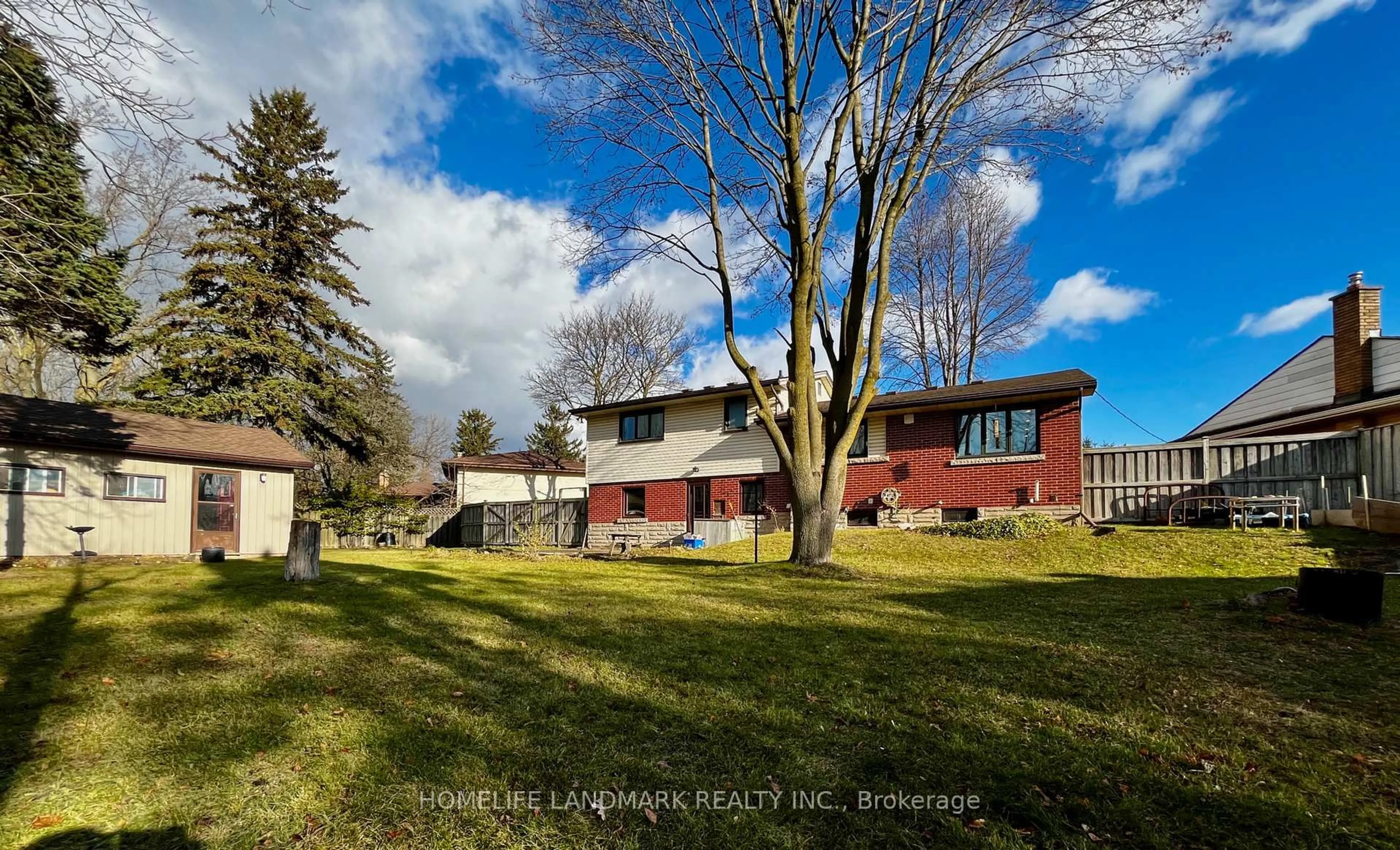 A pic from outside/outdoor area/front of a property/back of a property/a pic from drone, street for 288 Cedar Cres, Cambridge Ontario N1S 1X1