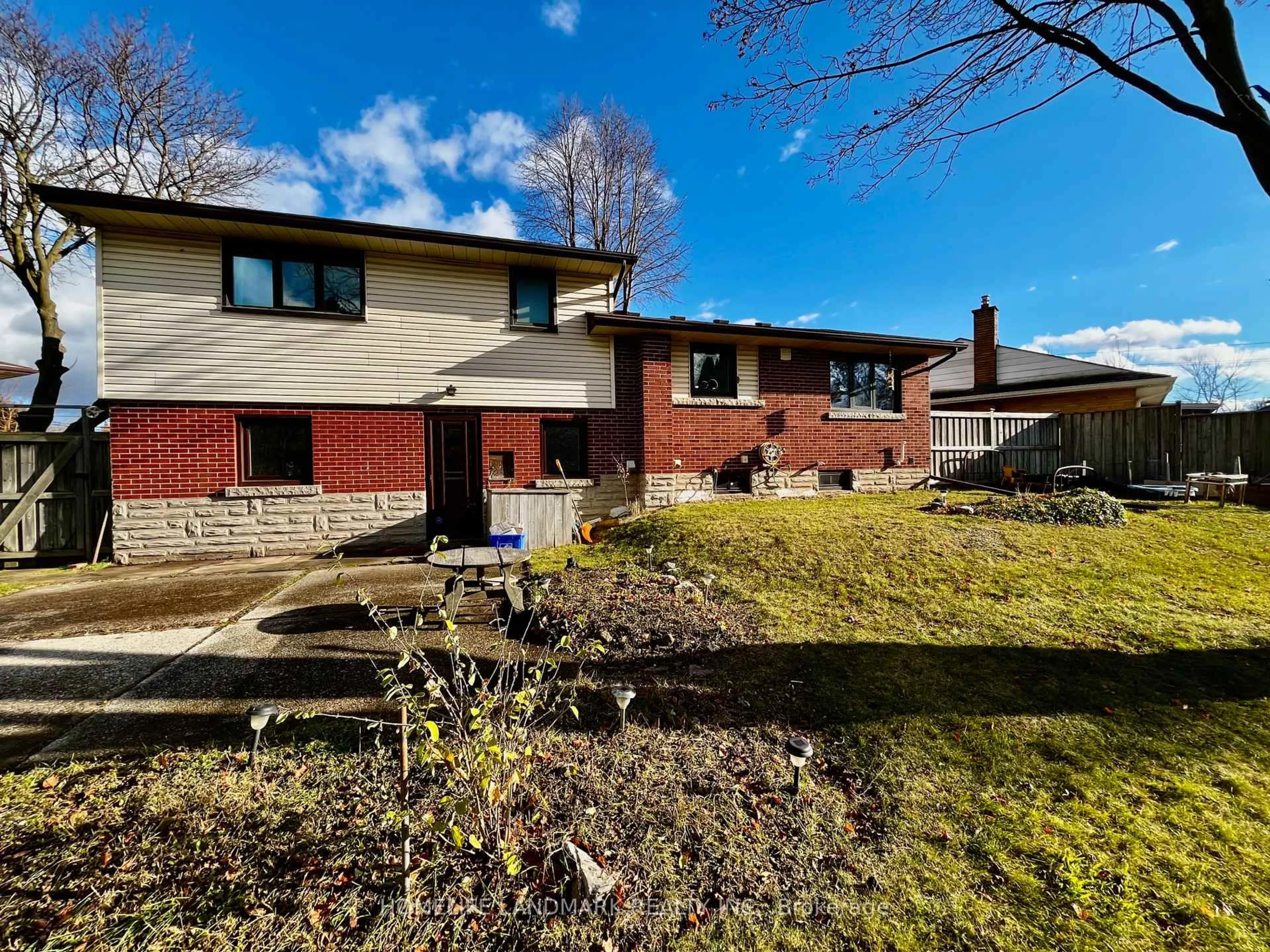 A pic from outside/outdoor area/front of a property/back of a property/a pic from drone, unknown for 288 Cedar Cres, Cambridge Ontario N1S 1X1