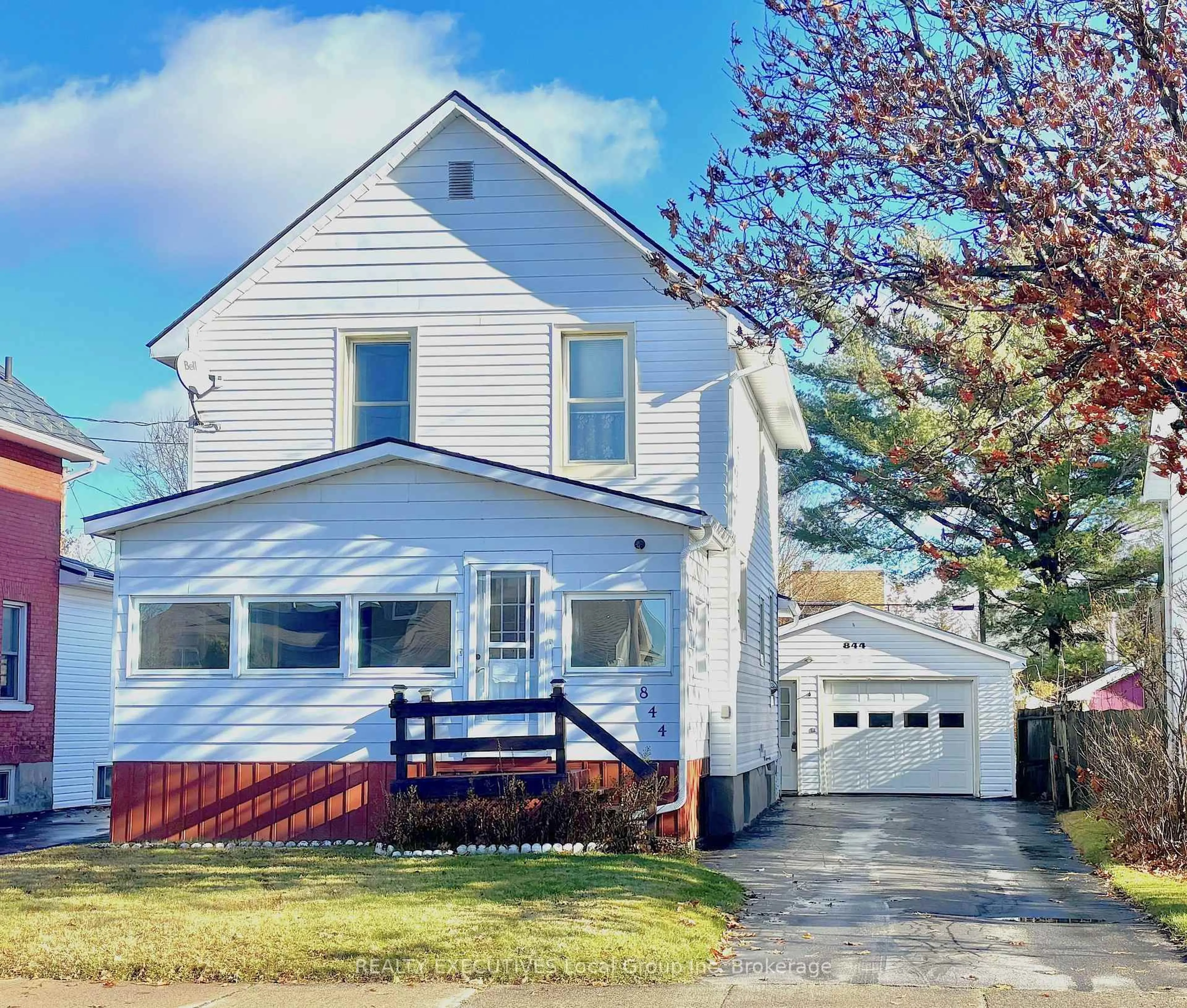 Home with vinyl exterior material, street for 844 Queen St, North Bay Ontario P1A 1T9