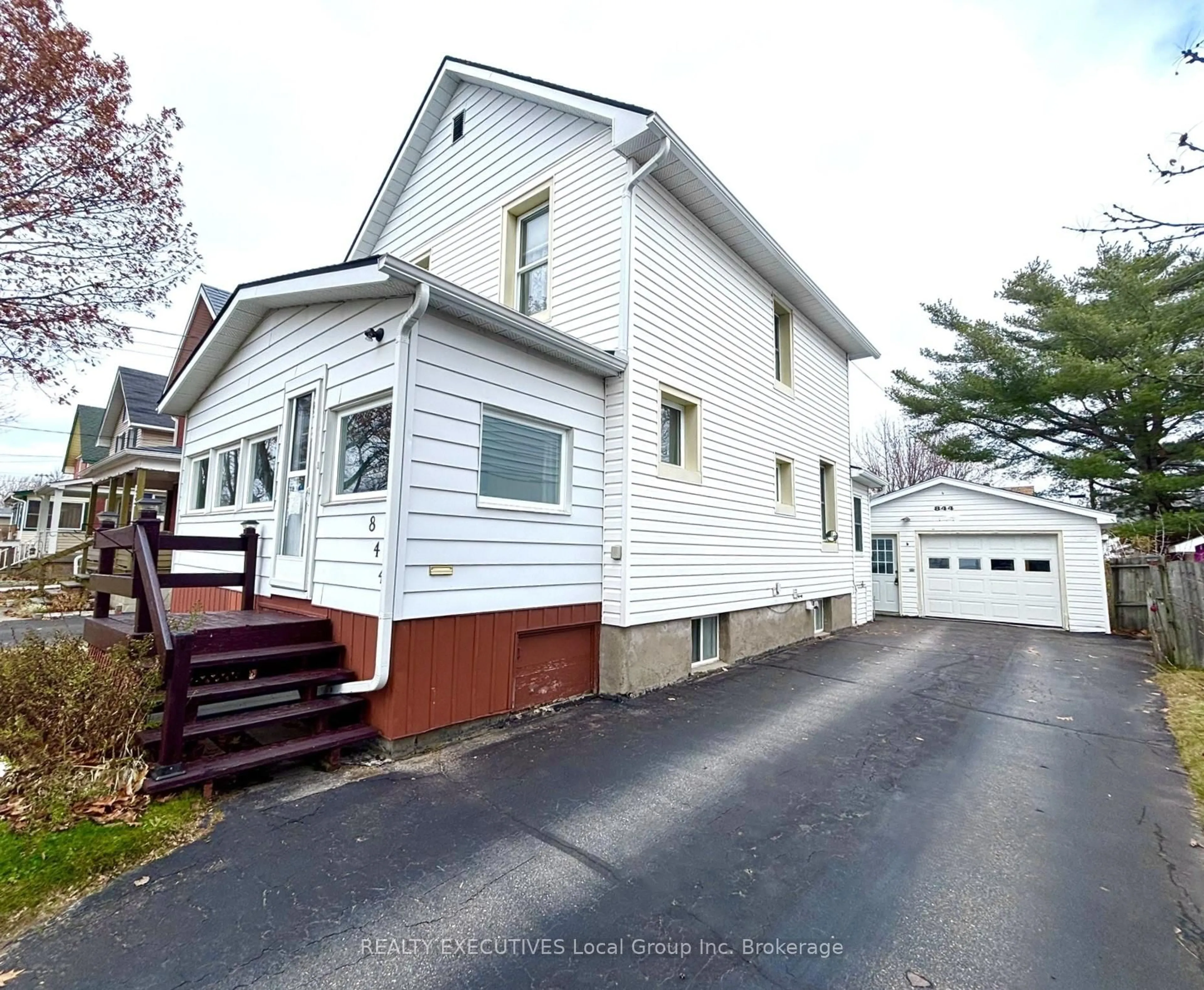 Home with vinyl exterior material, street for 844 Queen St, North Bay Ontario P1A 1T9