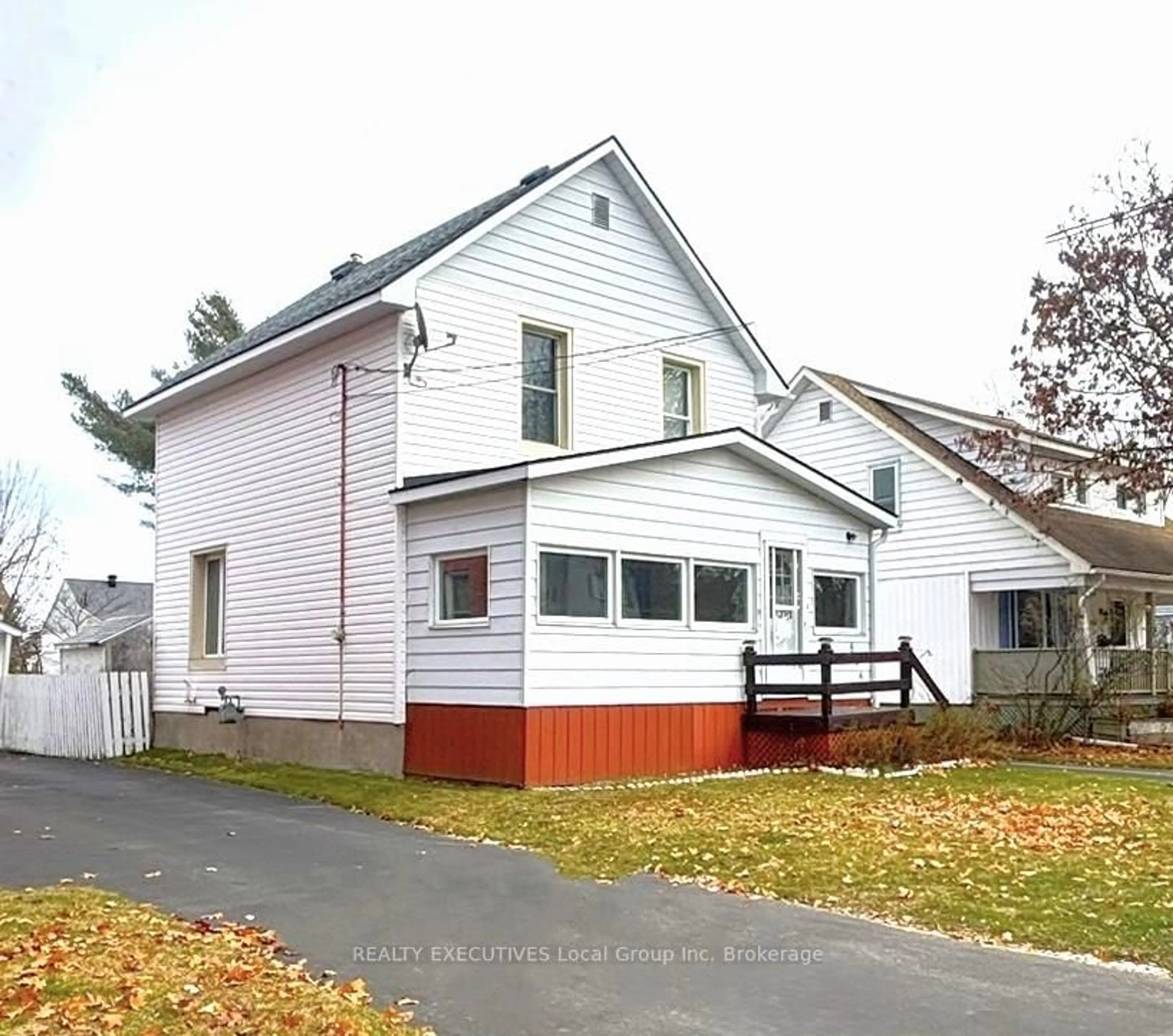 Home with vinyl exterior material, street for 844 Queen St, North Bay Ontario P1A 1T9