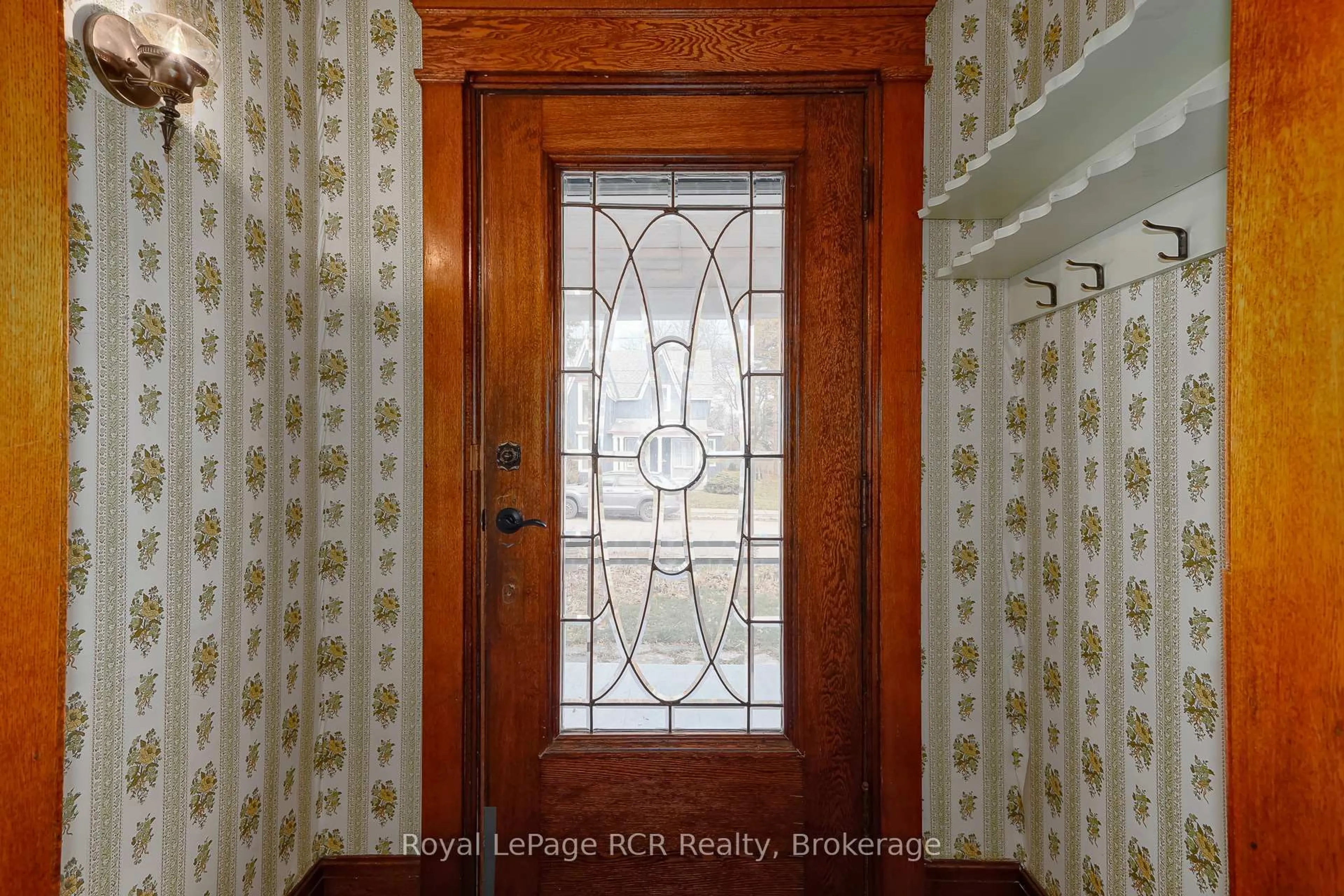 Indoor entryway for 143 Trowbridge St, Meaford Ontario N4L 1G3