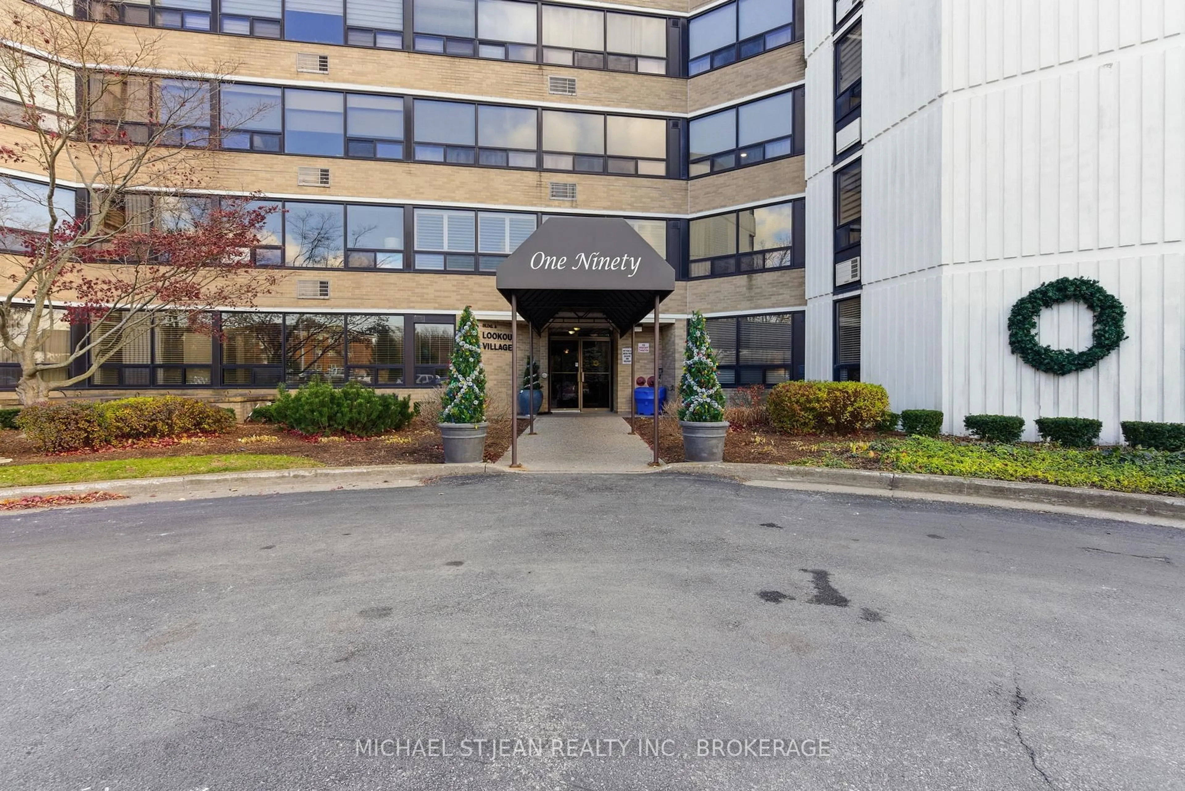 Indoor foyer for 190 Hwy 20 Highway #101, Pelham Ontario L0S 1M0